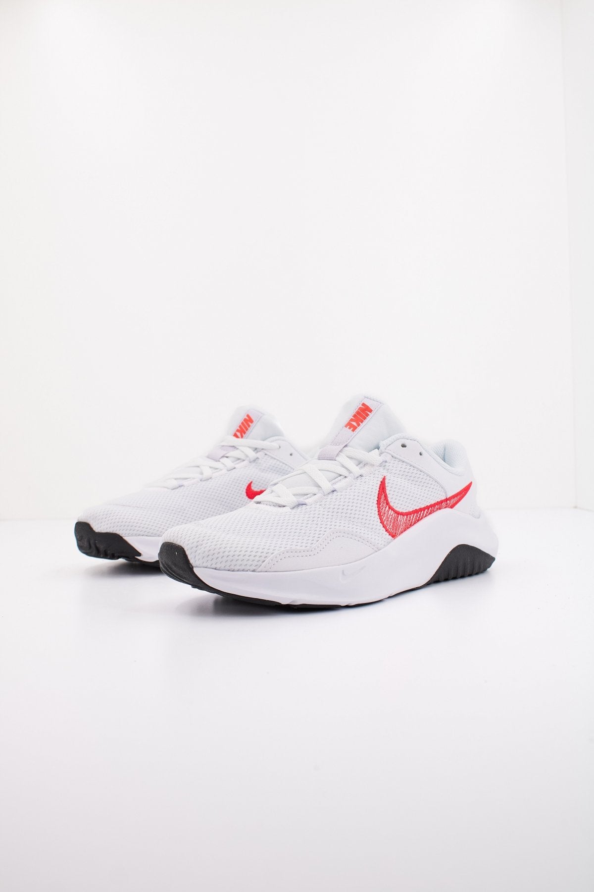 NIKE LEGEND ESSENTIAL en color BLANCO (2)
