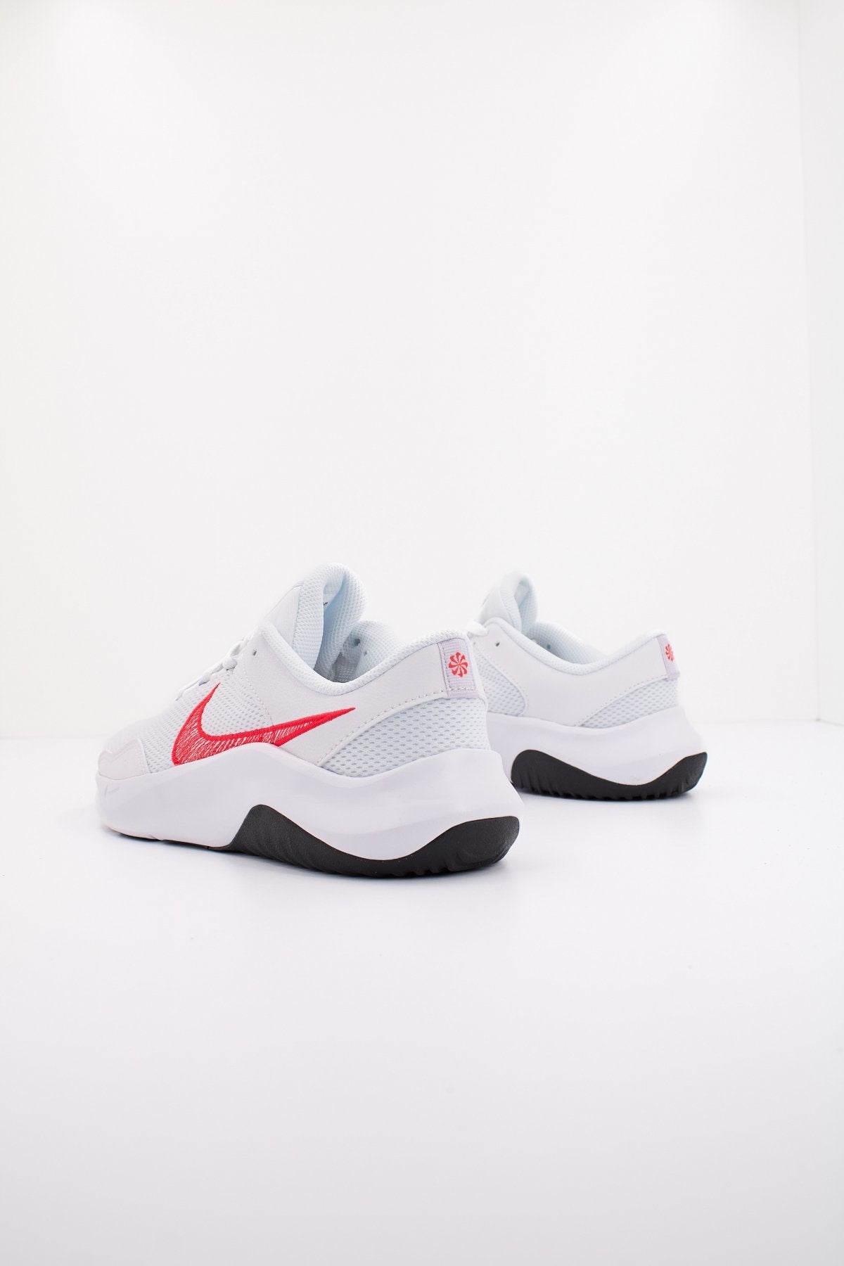 NIKE LEGEND ESSENTIAL en color BLANCO (3)
