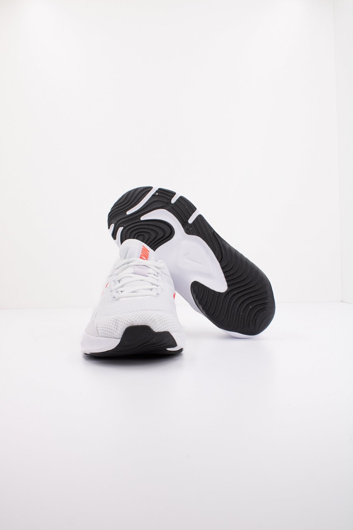 NIKE LEGEND ESSENTIAL en color BLANCO (4)