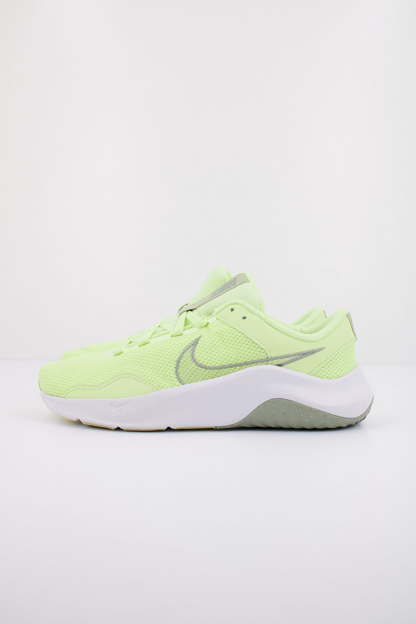 NIKE LEGEND ESSENTIAL NEXT NATU en color VERDE (1)
