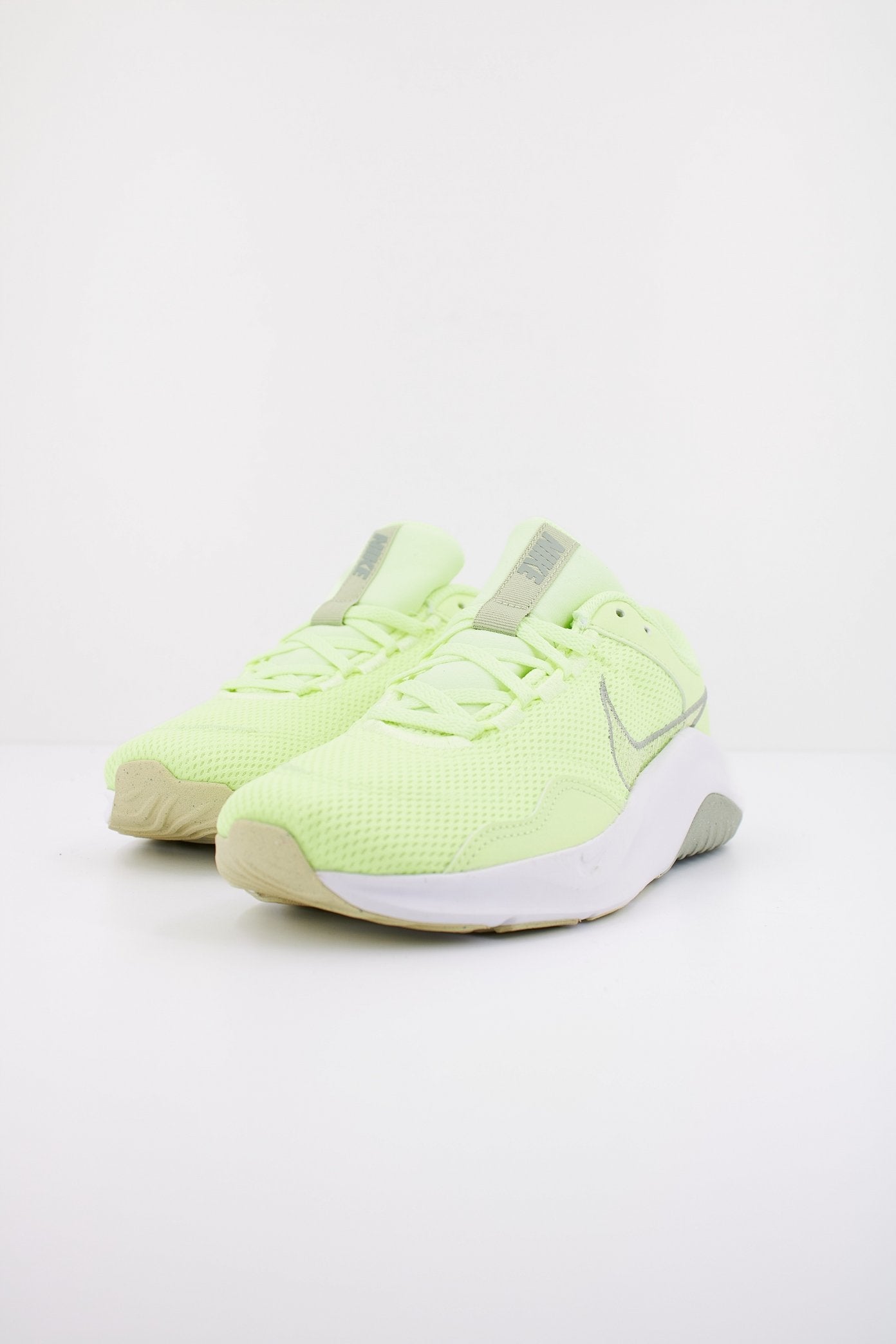 NIKE LEGEND ESSENTIAL NEXT NATU en color VERDE (2)