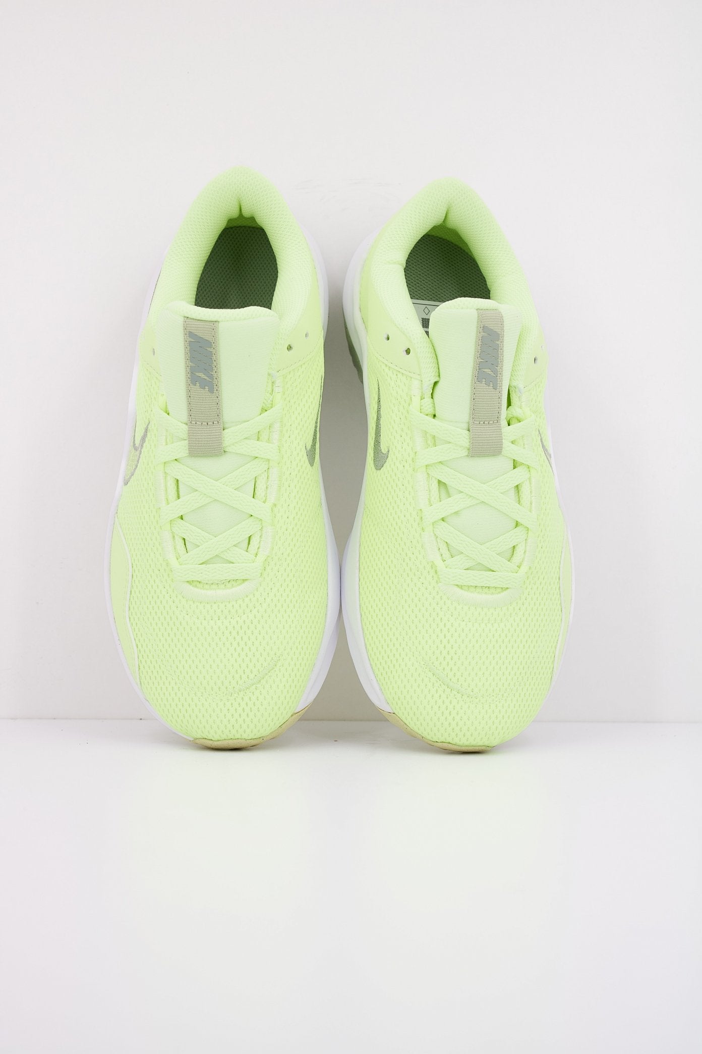 NIKE LEGEND ESSENTIAL NEXT NATU en color VERDE (3)