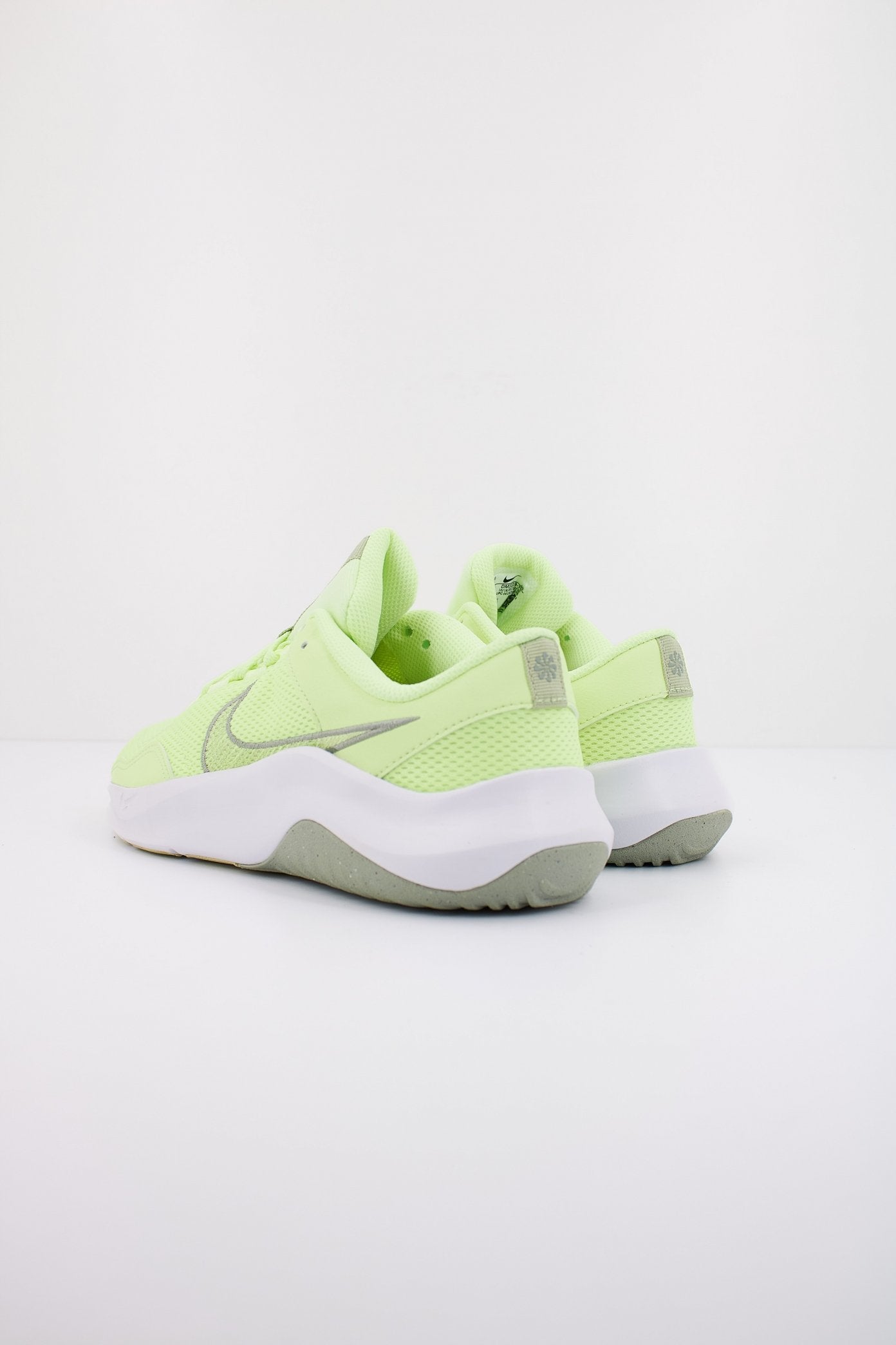 NIKE LEGEND ESSENTIAL NEXT NATU en color VERDE (4)