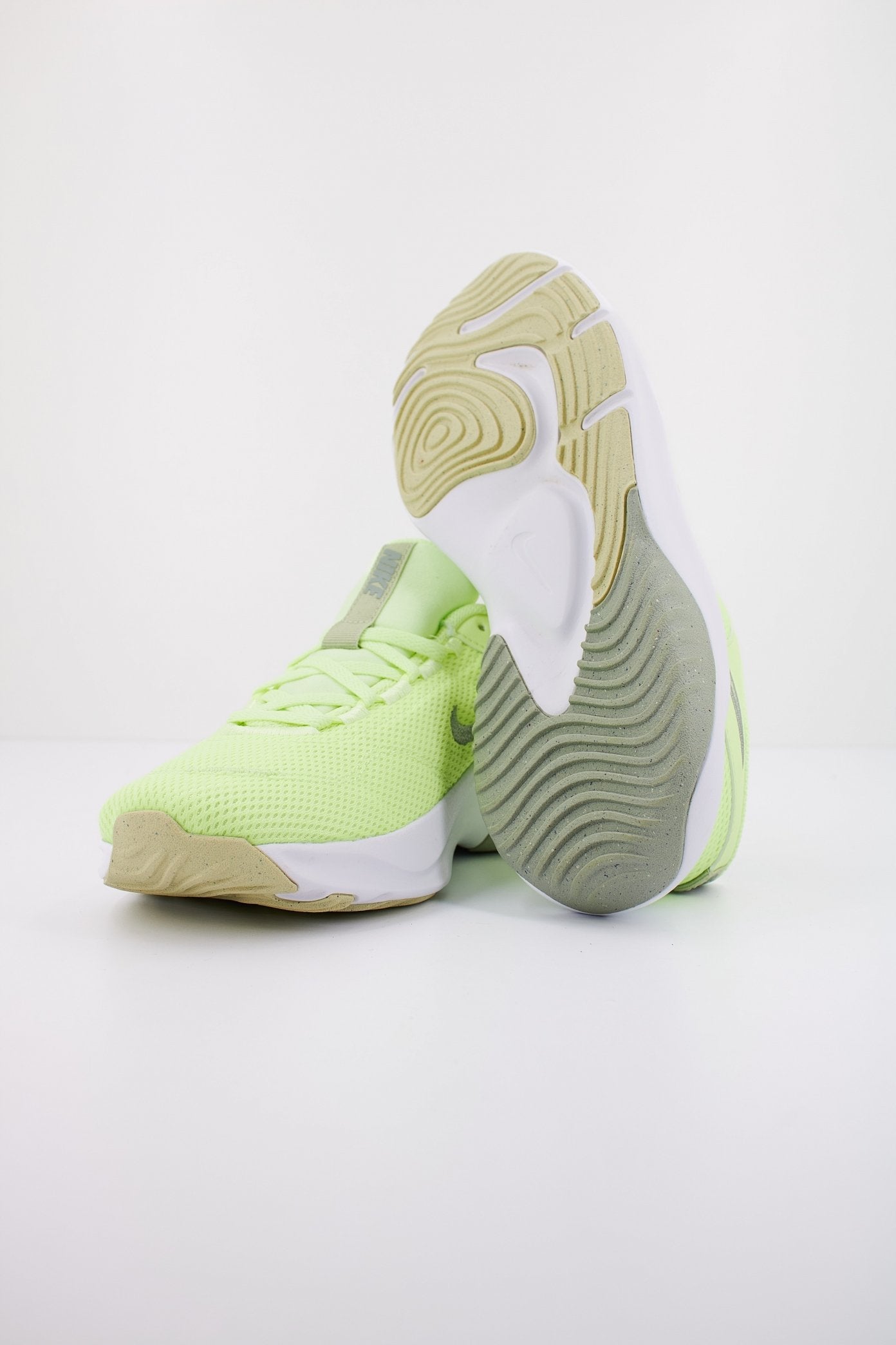 NIKE LEGEND ESSENTIAL NEXT NATU en color VERDE (5)