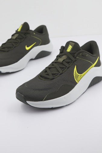 NIKE LEGEND ESSENTIAL NN en color VERDE (1)