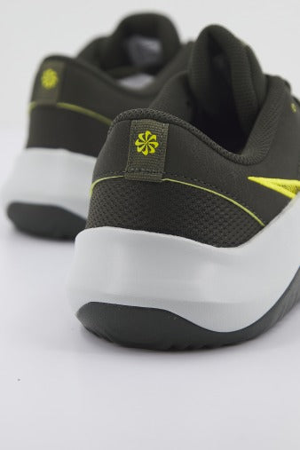 NIKE LEGEND ESSENTIAL NN en color VERDE (3)