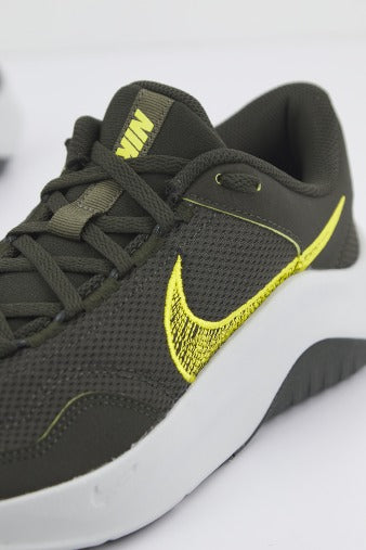 NIKE LEGEND ESSENTIAL NN en color VERDE (4)