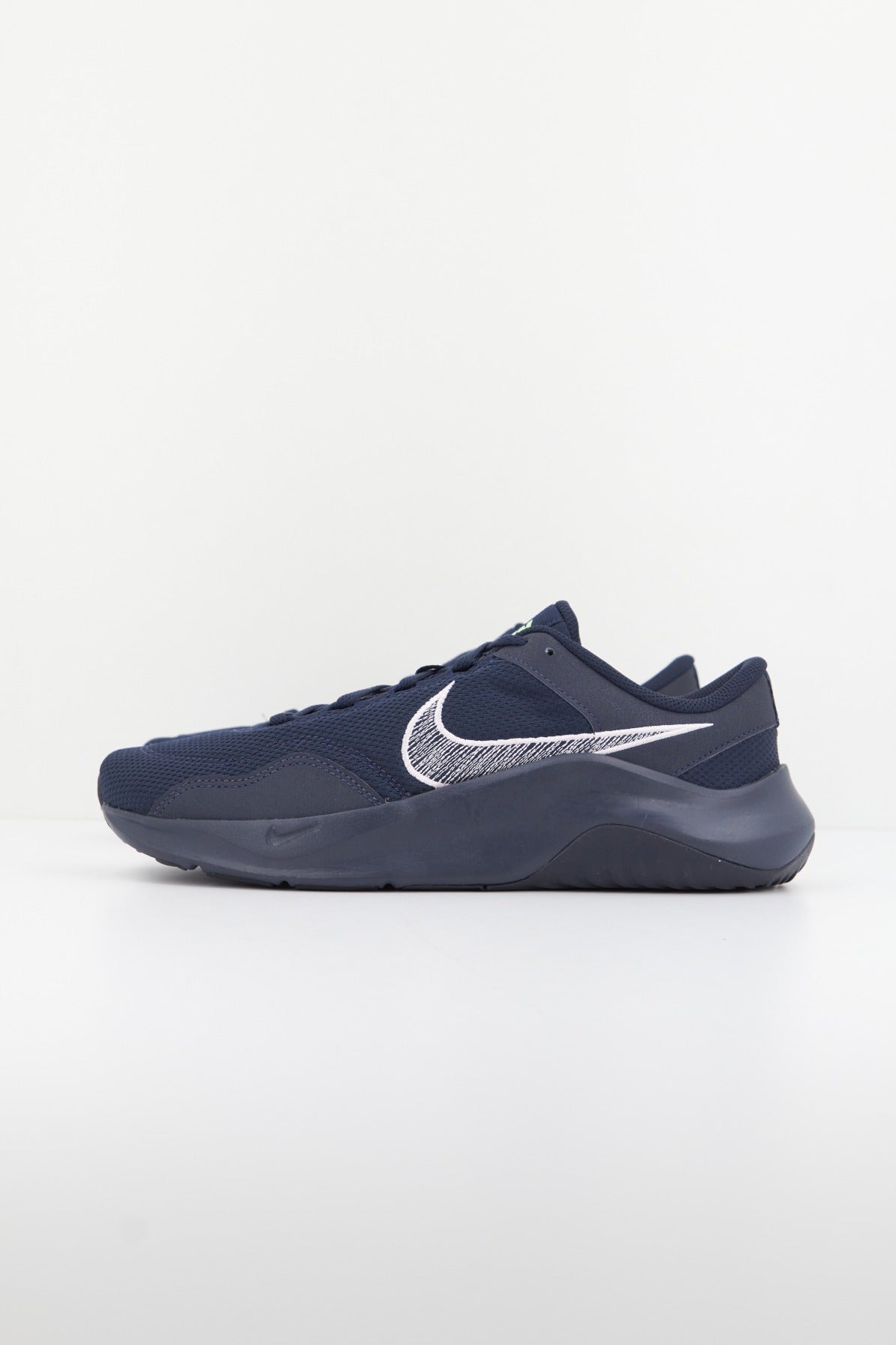 NIKE LEGEND ESSENTIAL NN en color AZUL (1)