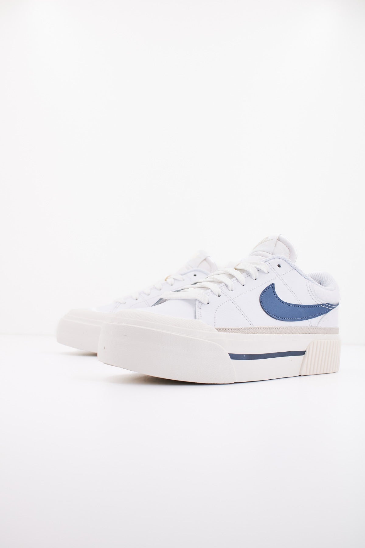 NIKE COURT LEGACY LIFT en color BLANCO (2)