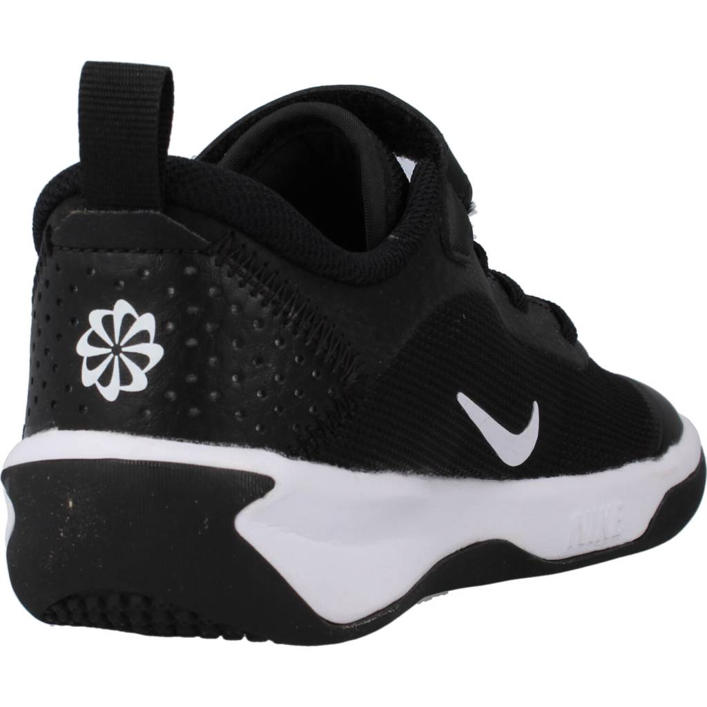 NIKE OMNI LITTLE KIDS' SHOES en color NEGRO (3)