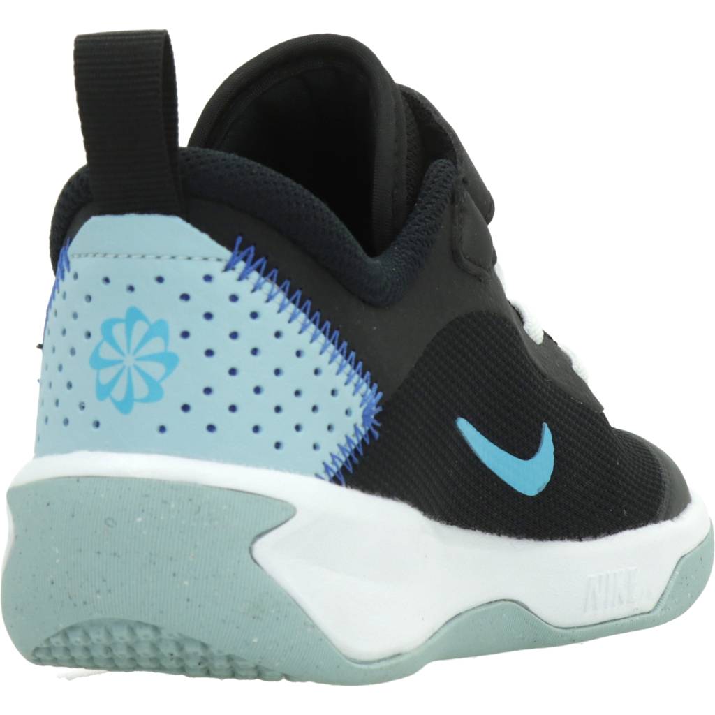 NIKE OMNI LITTLE KIDS' SHOES en color NEGRO (3)