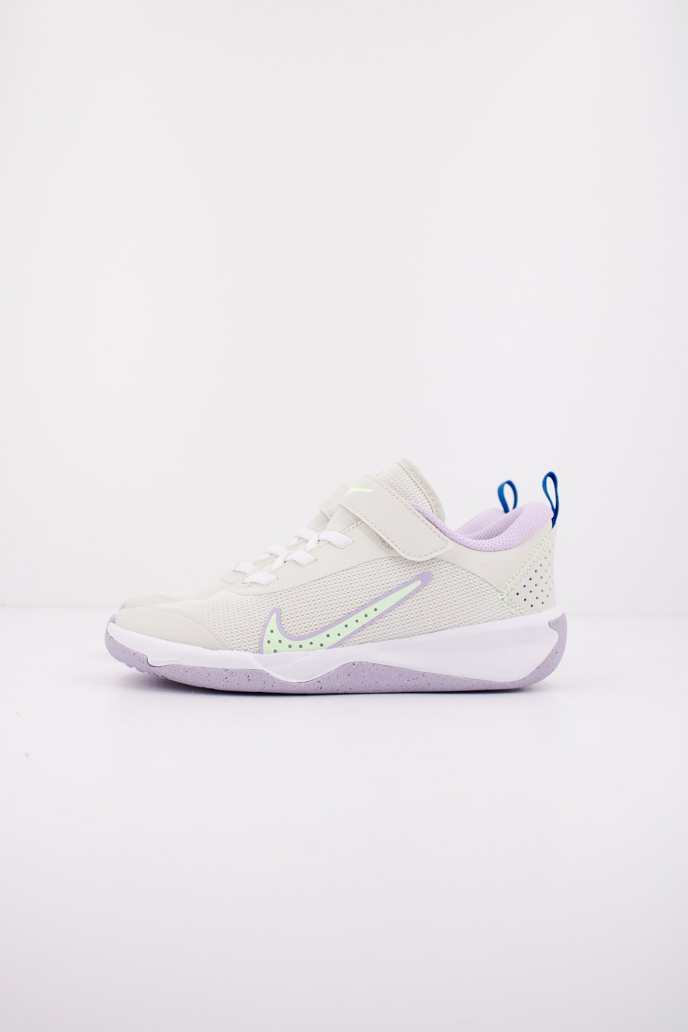 NIKE OMNI LITTLE KIDS' SHOES en color BEIS (1)