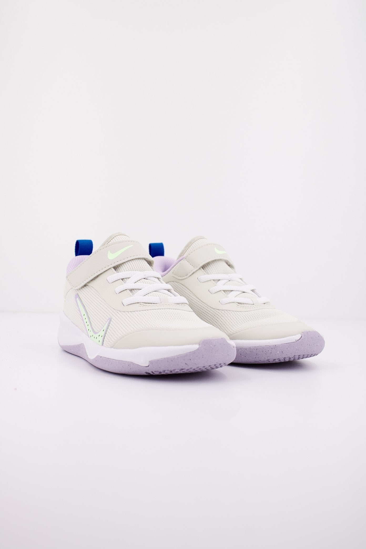 NIKE OMNI LITTLE KIDS' SHOES en color BEIS (2)