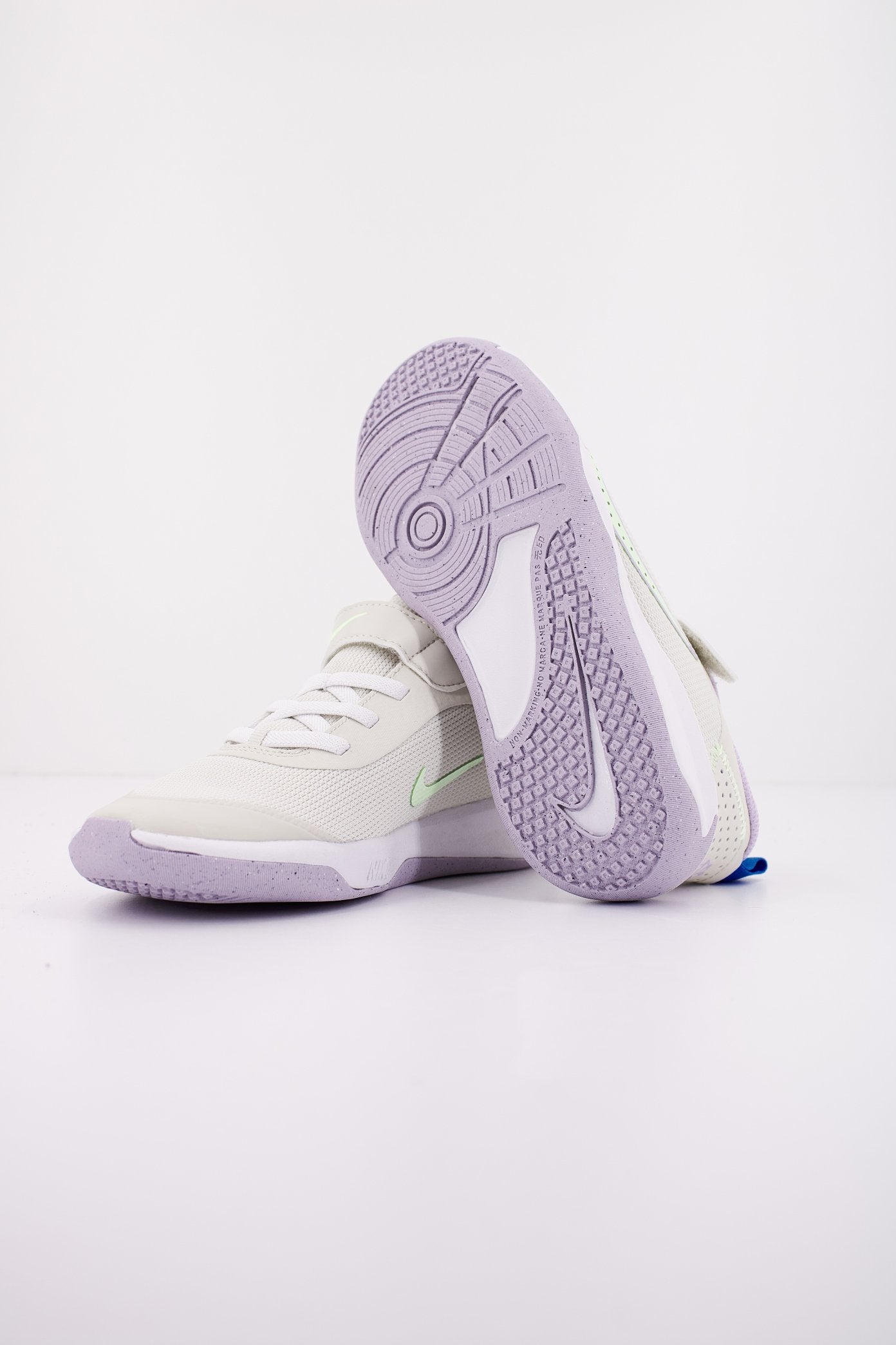 NIKE OMNI LITTLE KIDS' SHOES en color BEIS (4)