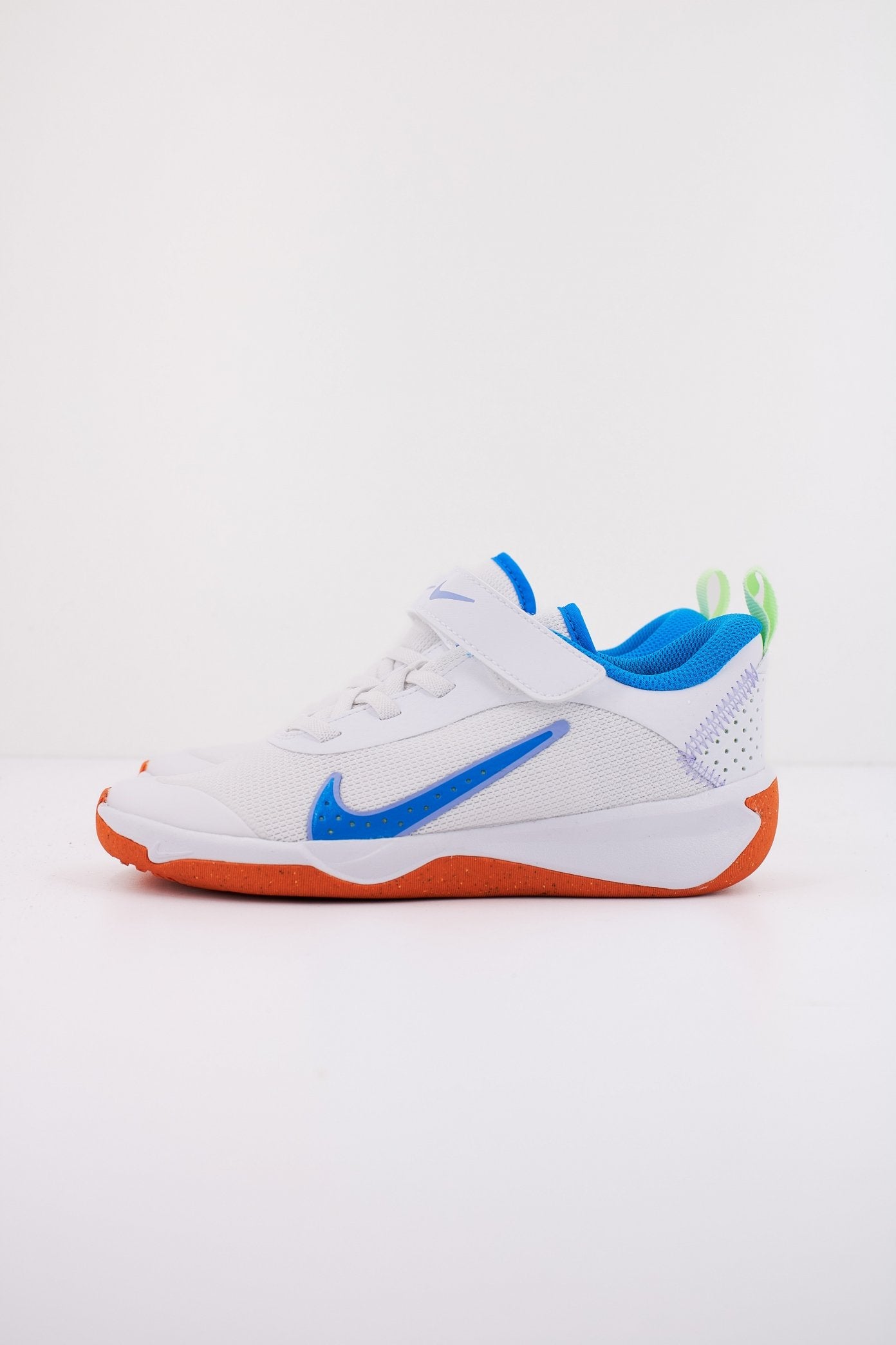 NIKE OMNI LITTLE KIDS' SHOES en color BLANCO (1)