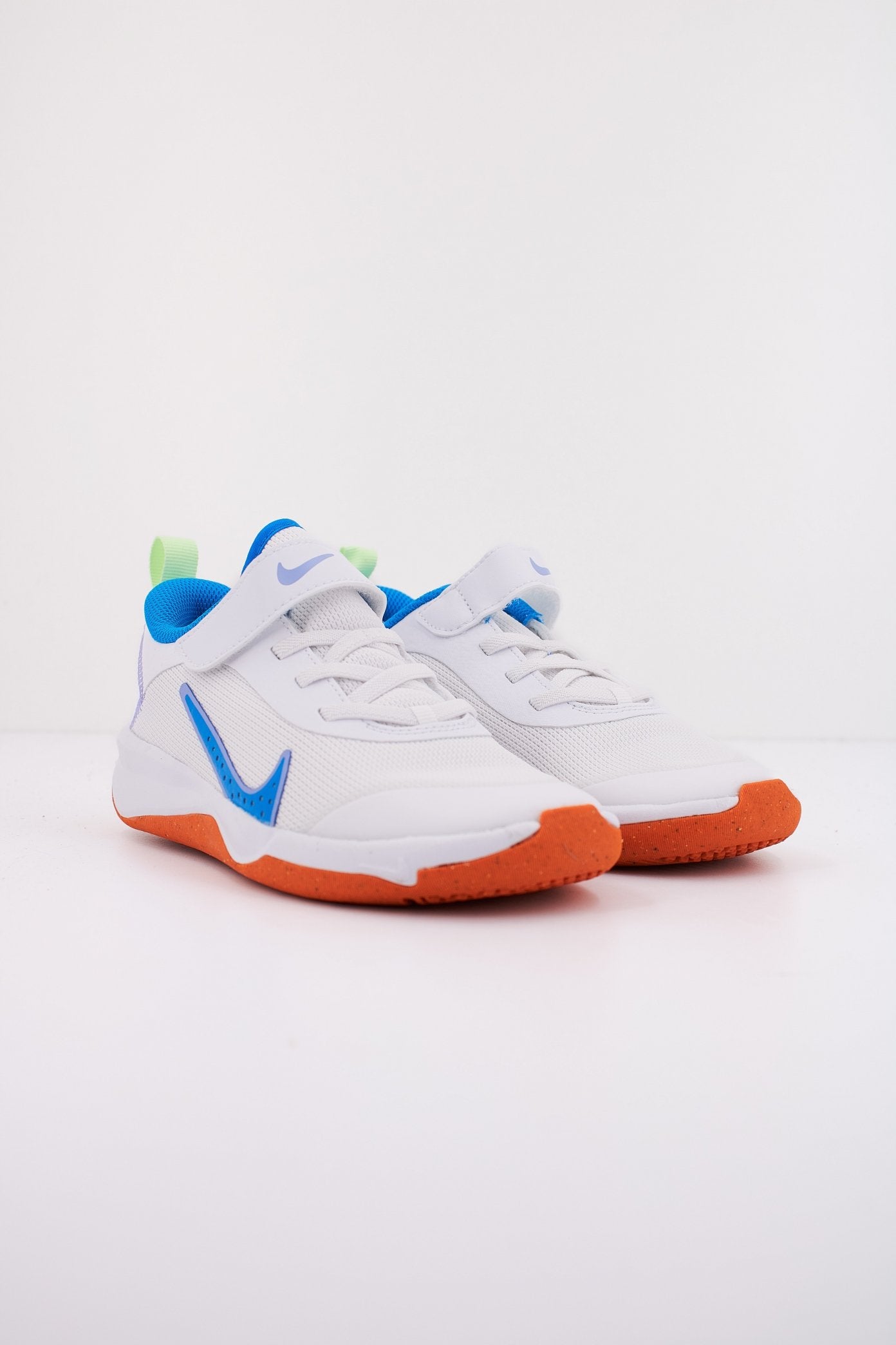 NIKE OMNI LITTLE KIDS' SHOES en color BLANCO (2)