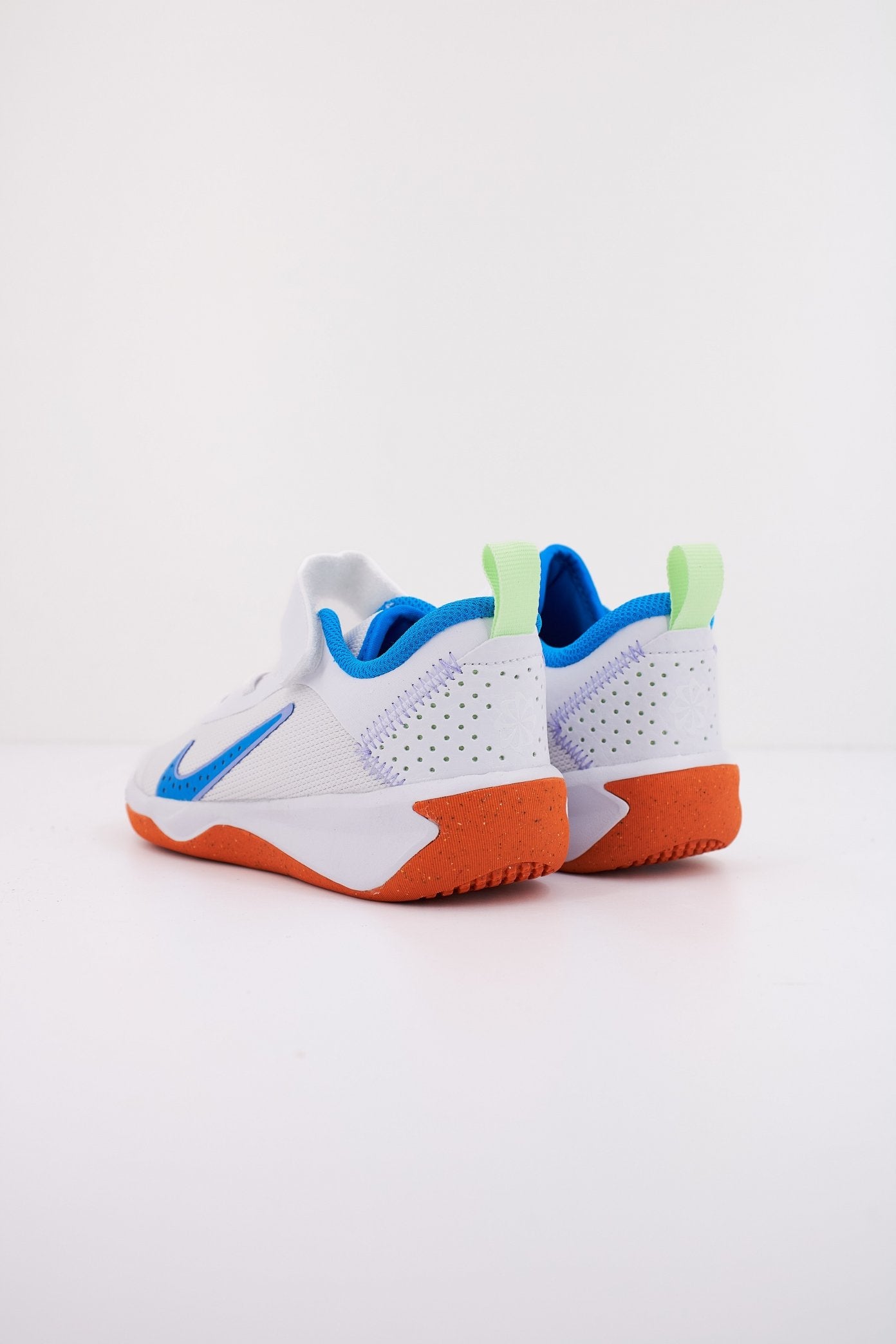 NIKE OMNI LITTLE KIDS' SHOES en color BLANCO (3)