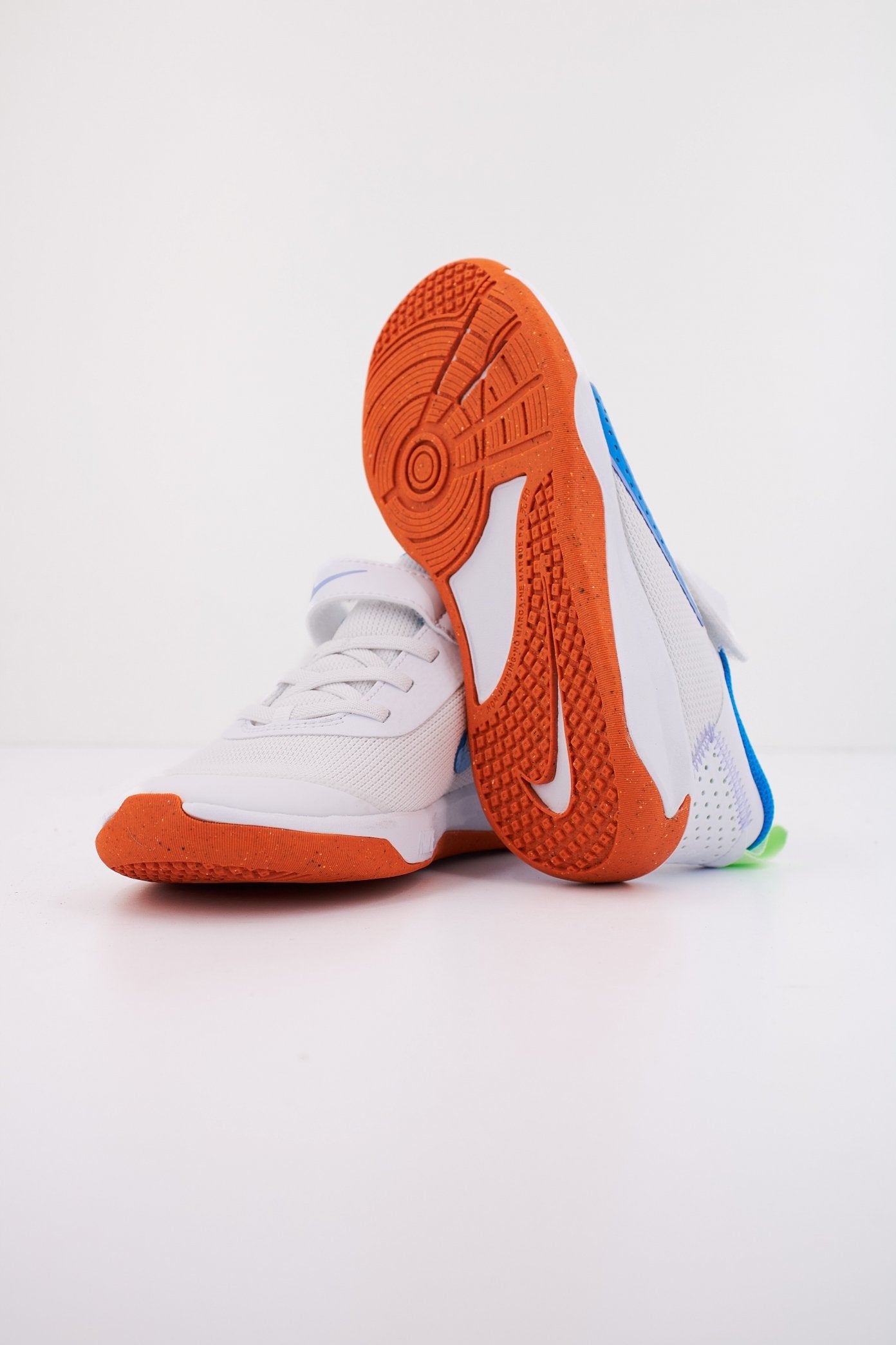 NIKE OMNI LITTLE KIDS' SHOES en color BLANCO (4)