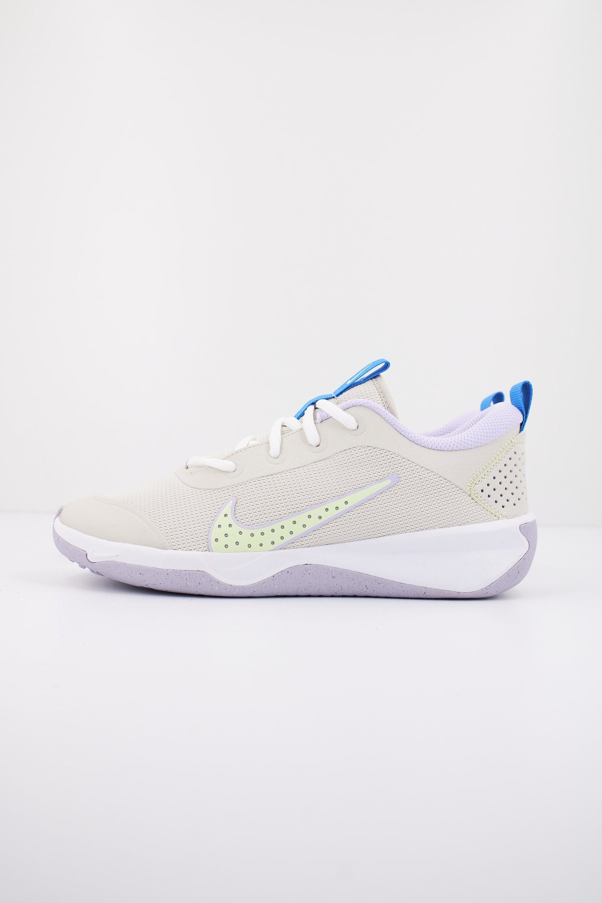 NIKE OMNI BIG KIDS' ROAD RUN en color BEIS (1)