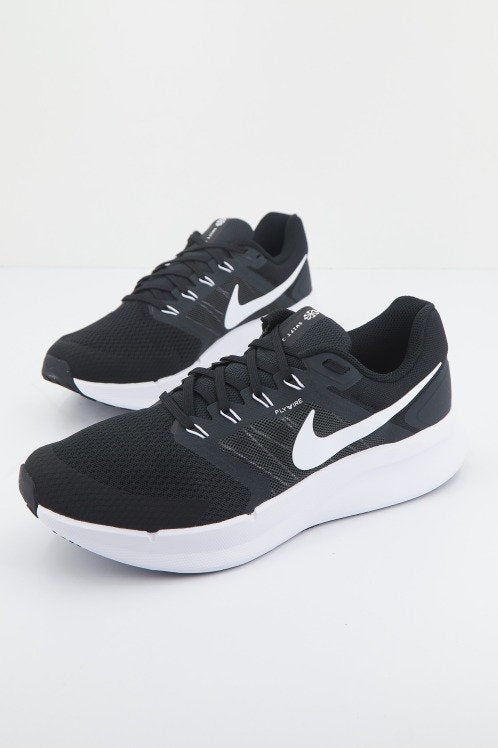 NIKE NIKE RUN SWIFT en color NEGRO (2)