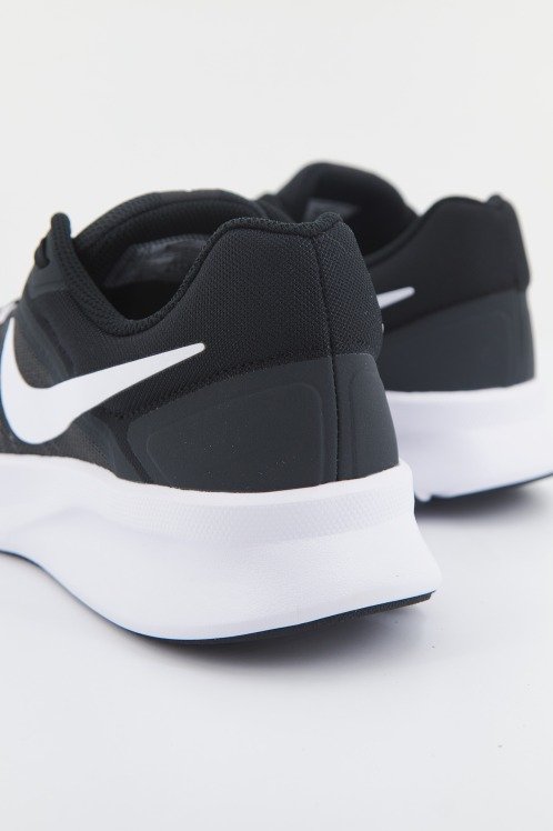 NIKE NIKE RUN SWIFT en color NEGRO (3)