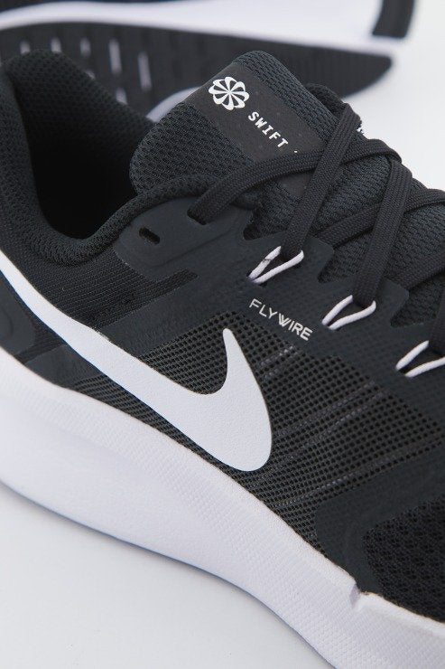 NIKE NIKE RUN SWIFT en color NEGRO (4)