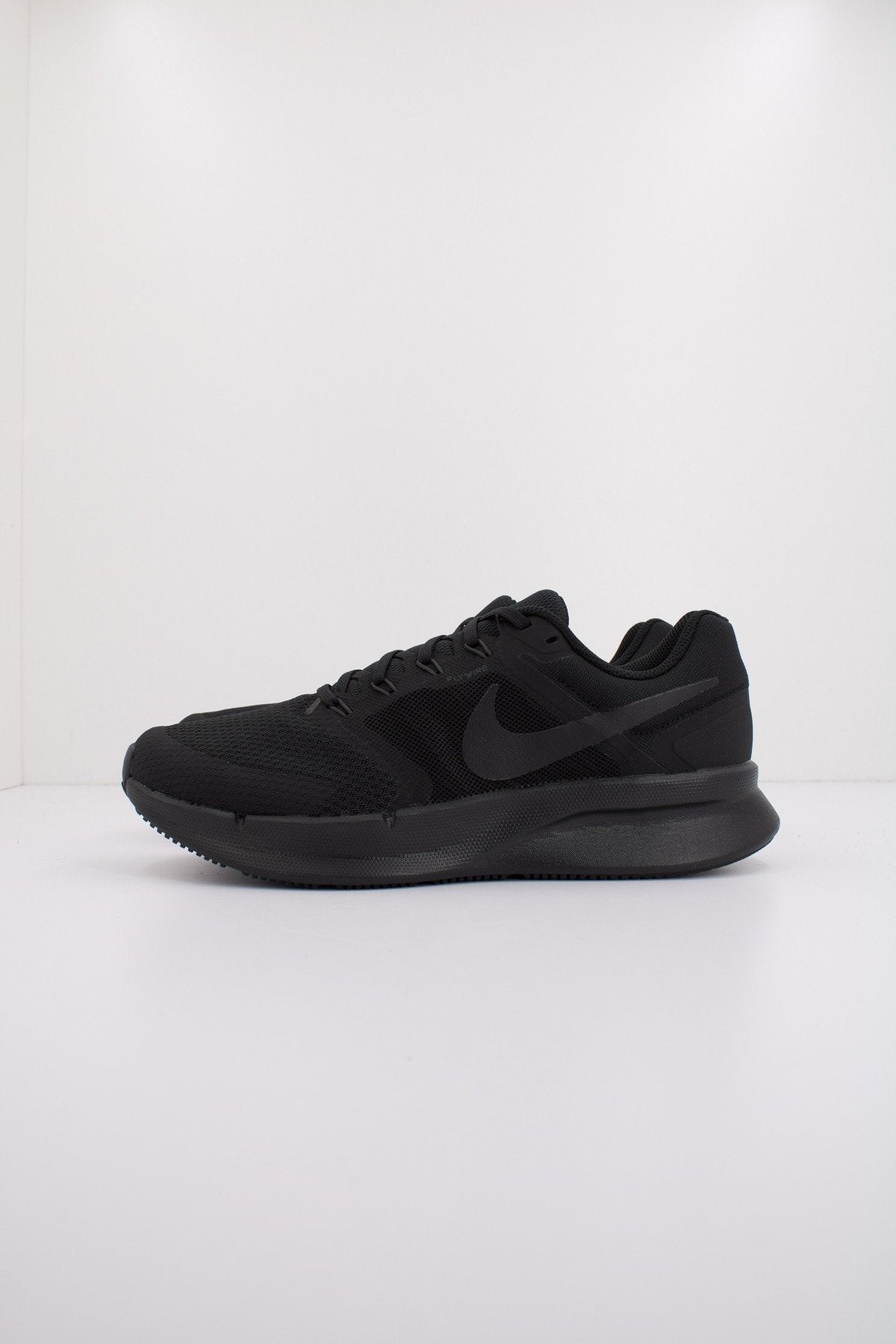 NIKE RUN SWIFT MEN'S ROAD en color NEGRO (1)