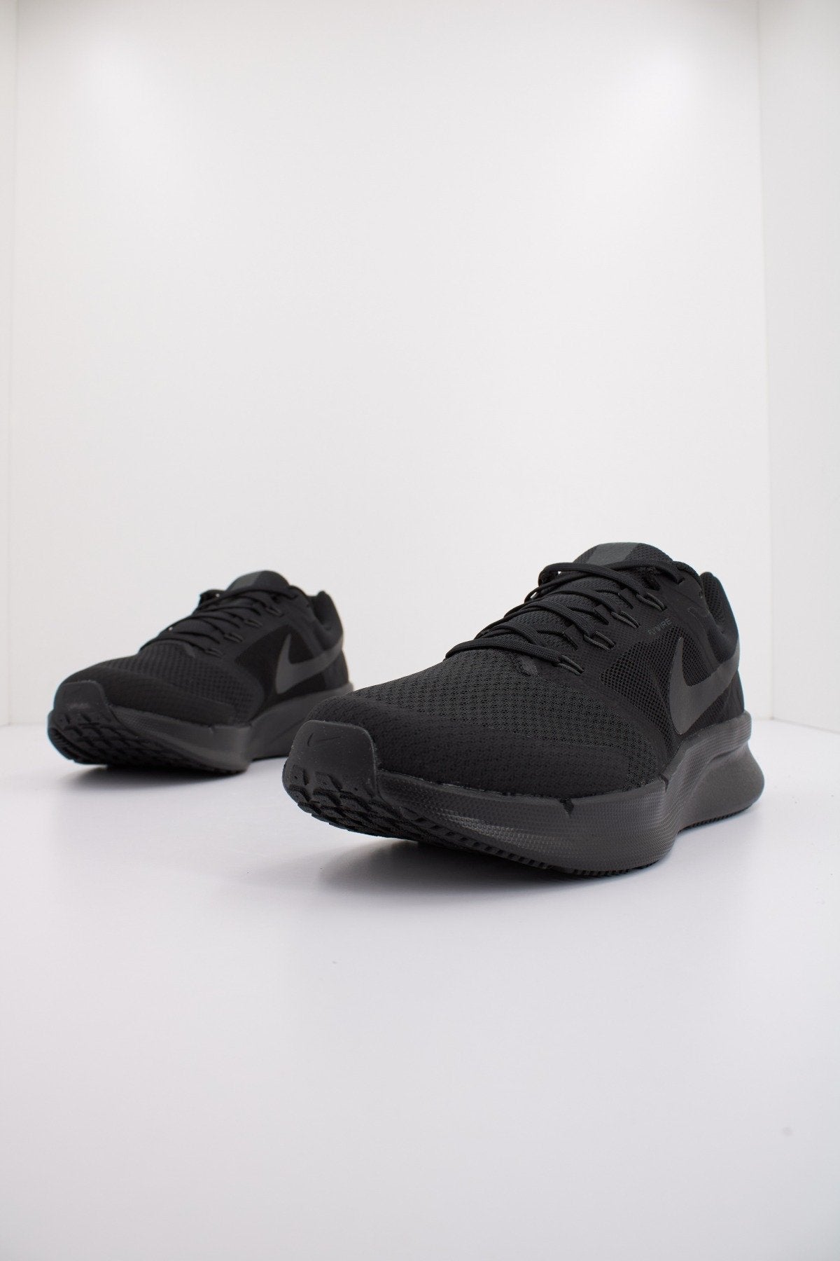 NIKE RUN SWIFT MEN'S ROAD en color NEGRO (2)
