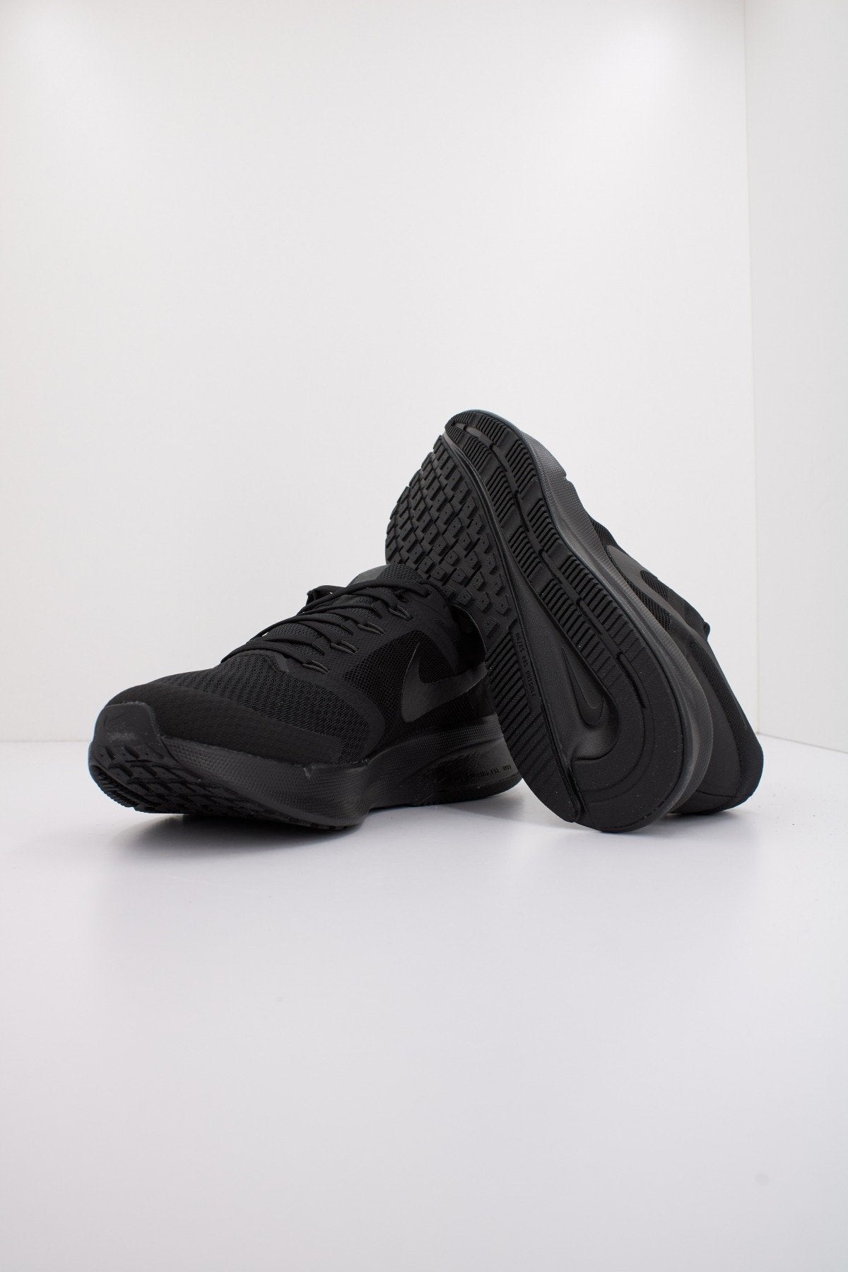 NIKE RUN SWIFT MEN'S ROAD en color NEGRO (4)