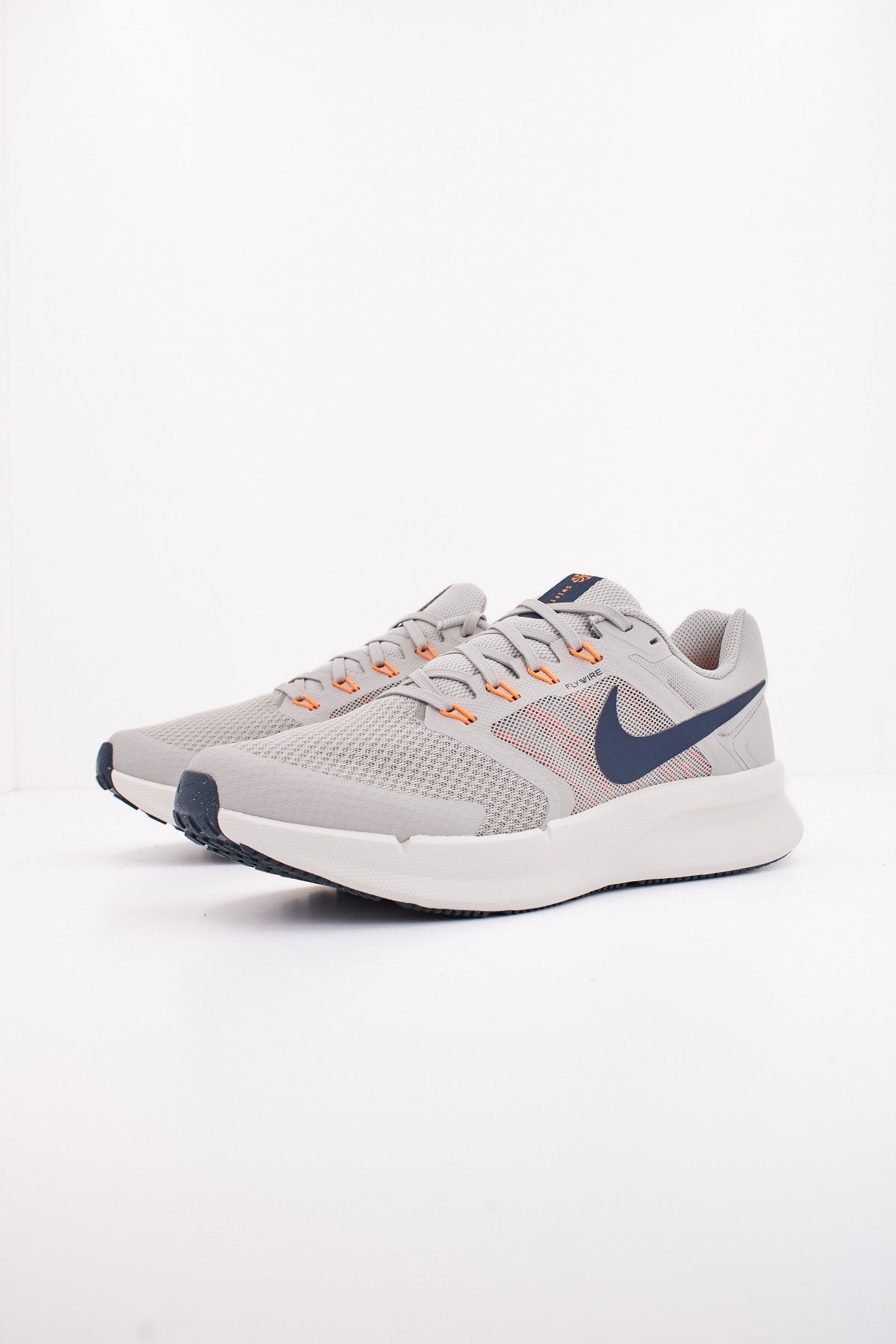 NIKE RUN SWIFT MEN'S ROAD en color GRIS (2)