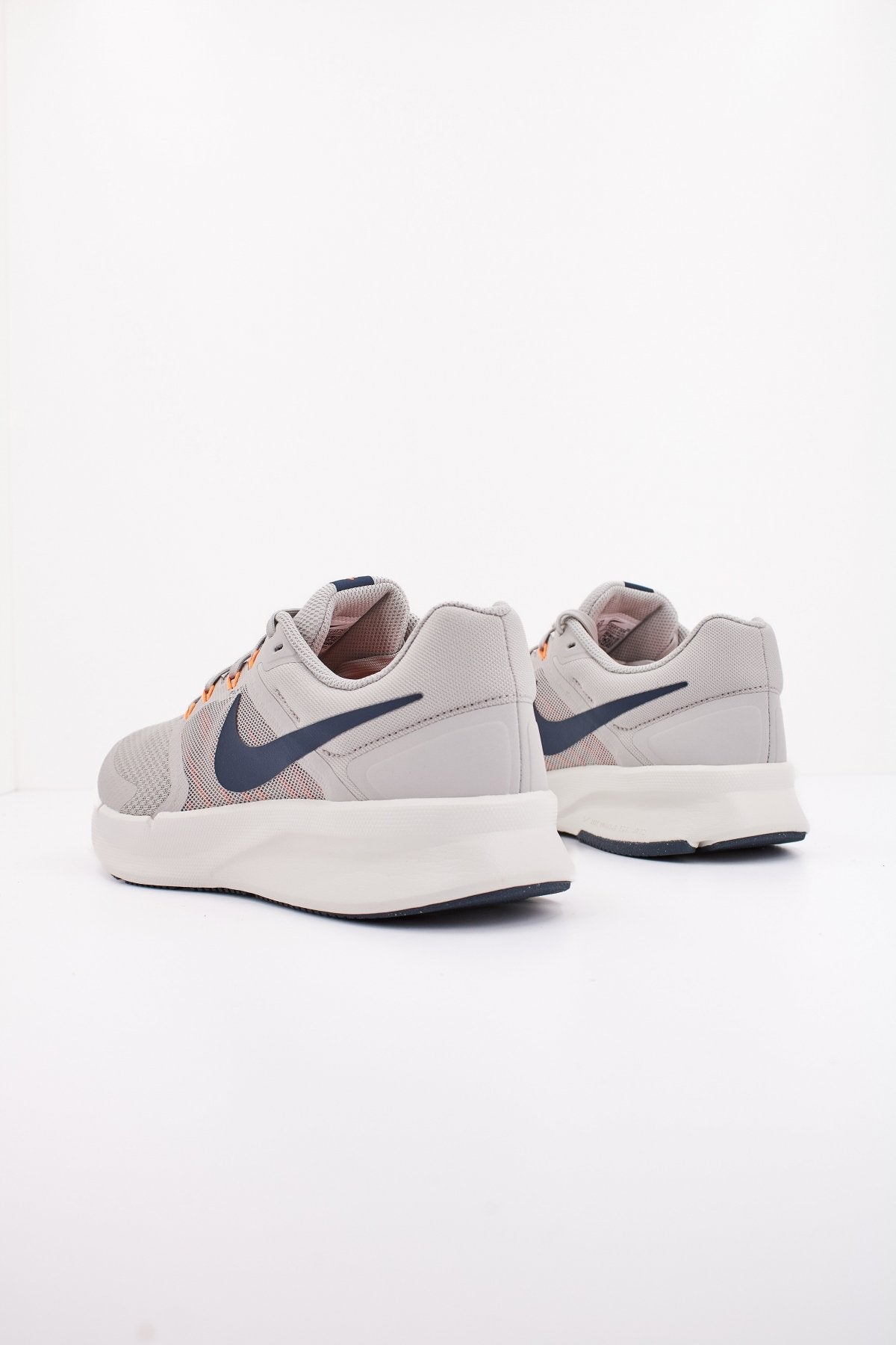 NIKE RUN SWIFT MEN'S ROAD en color GRIS (3)