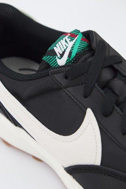 NIKE WAFFLE DEBUT PREMIUM en color NEGRO (4)