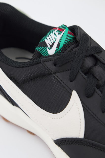 NIKE WAFFLE DEBUT PREMIUM en color NEGRO (4)