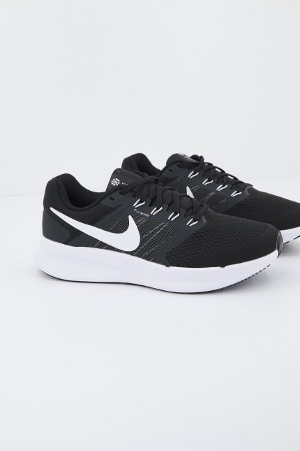 NIKE RUN SWIFT WOMEN'S ROA en color NEGRO (1)