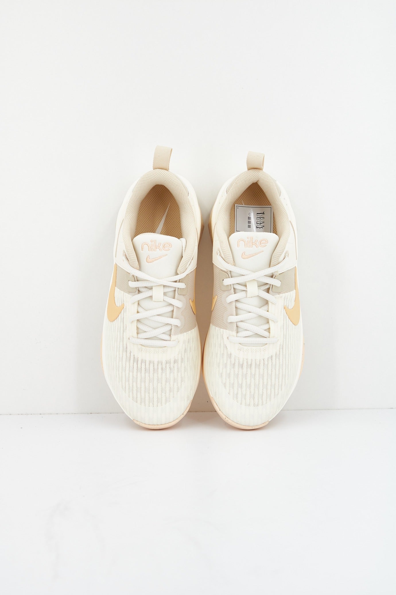 NIKE ZOOM BELLA AA en color BEIS (2)