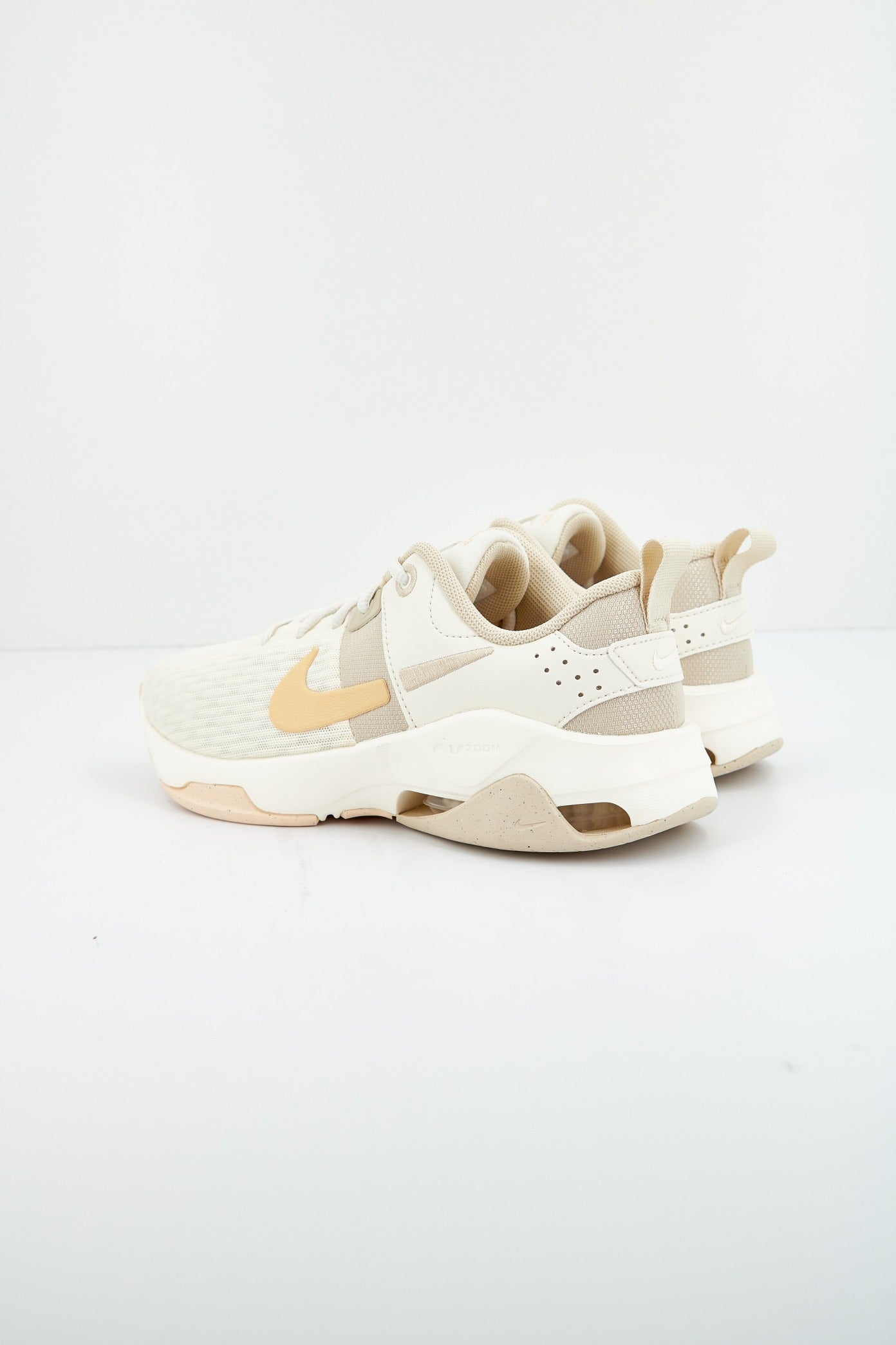 NIKE ZOOM BELLA AA en color BEIS (3)