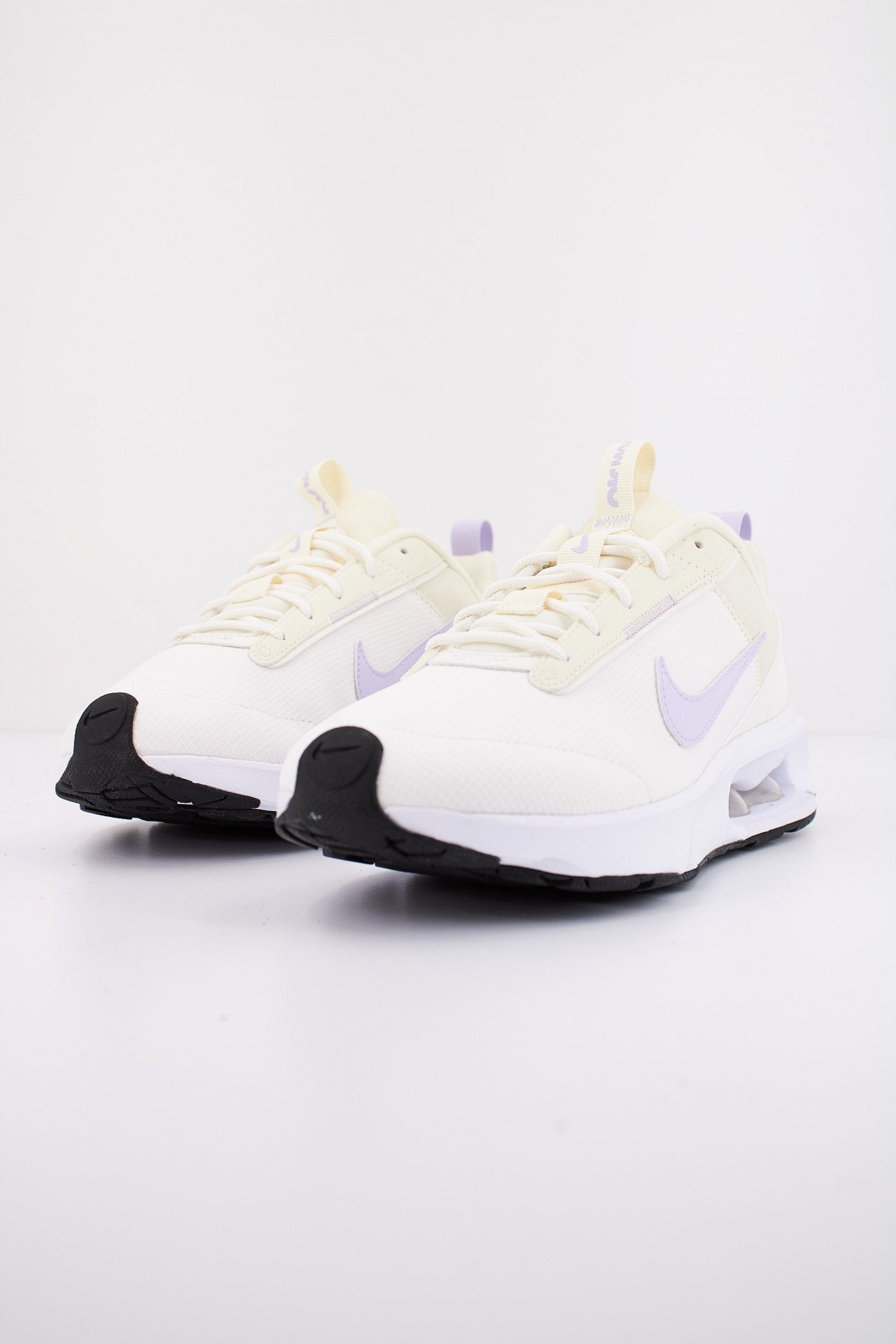 NIKE INTRIK LITE en color BEIS (2)