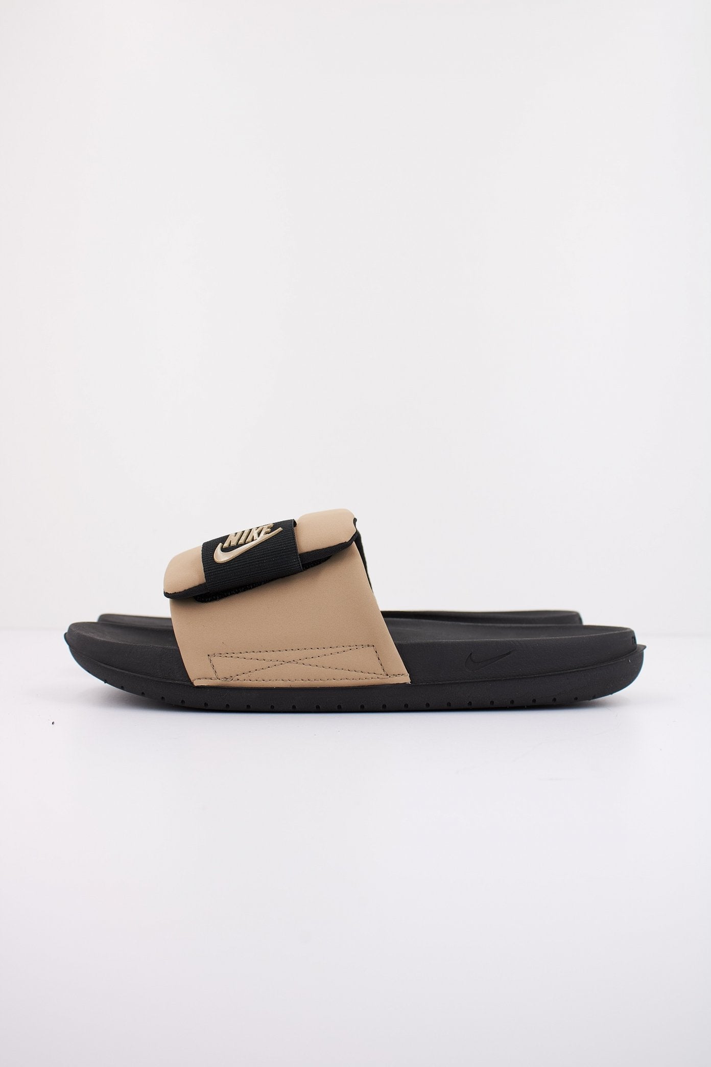 NIKE OFFCOURT ADJUST en color MARRON (1)