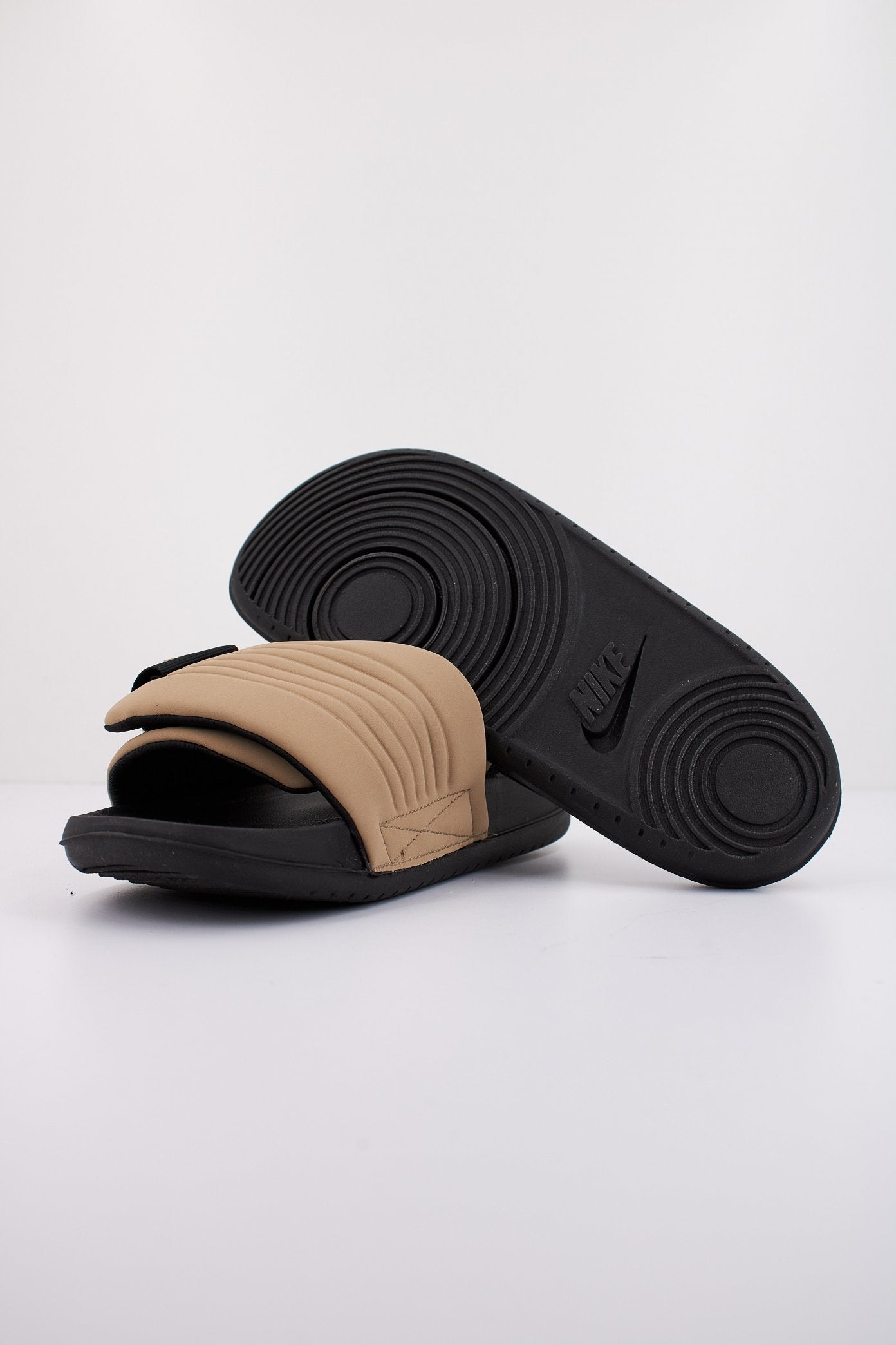 NIKE OFFCOURT ADJUST en color MARRON (4)