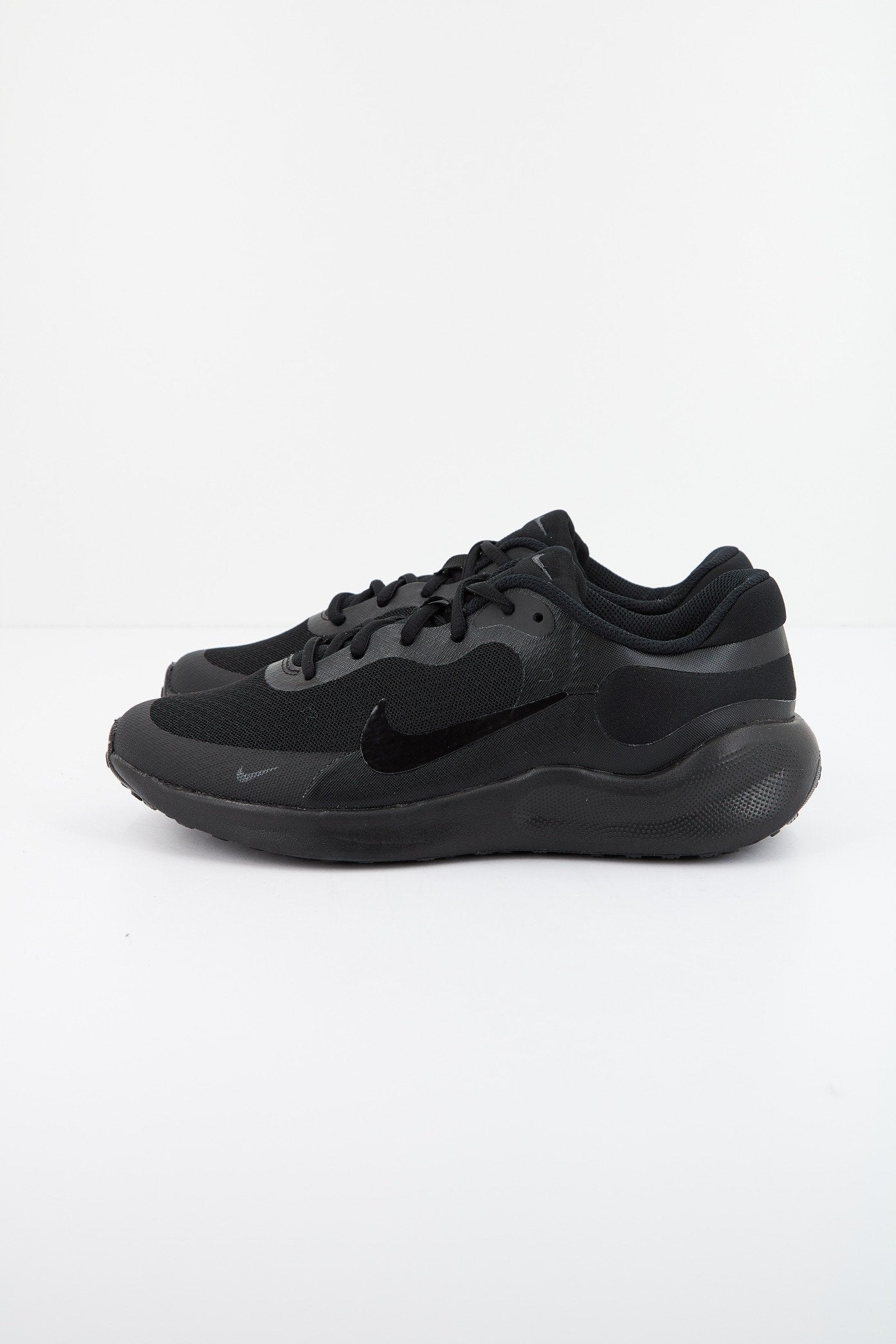 NIKE REVOLUTION en color NEGRO (1)