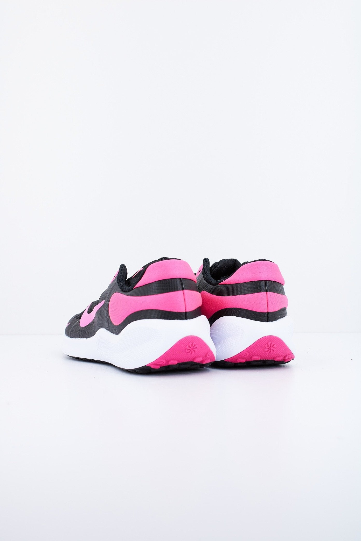 NIKE REVOLUTION en color NEGRO (3)