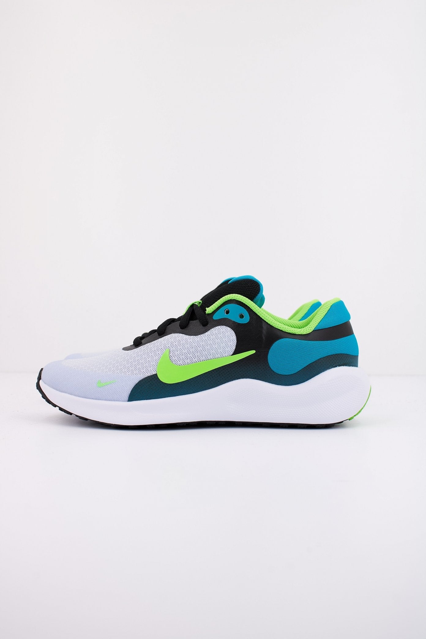 NIKE REVOLUTION en color GRIS (1)