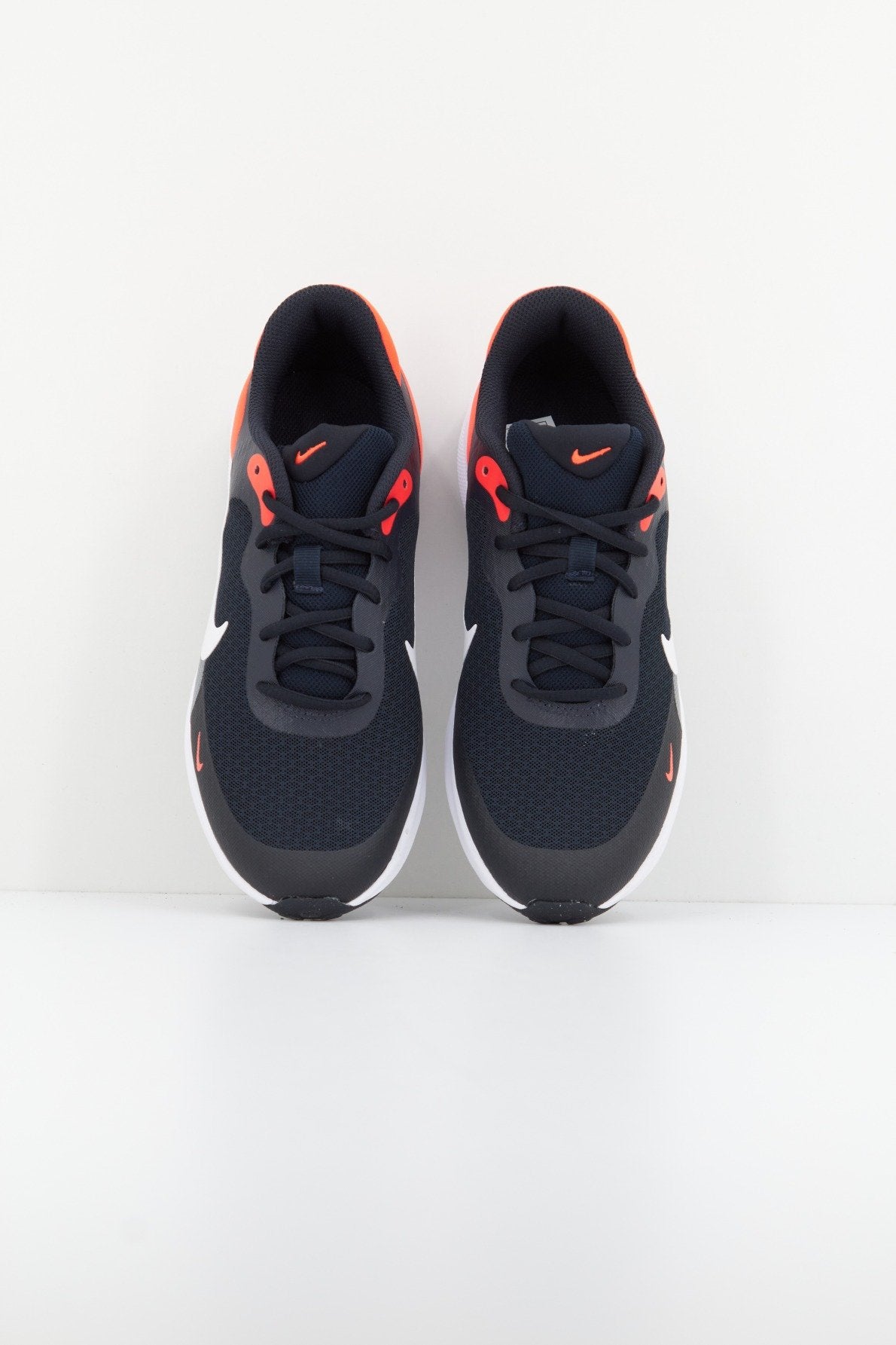 NIKE NIKE REVOLUTION GS en color NEGRO (2)