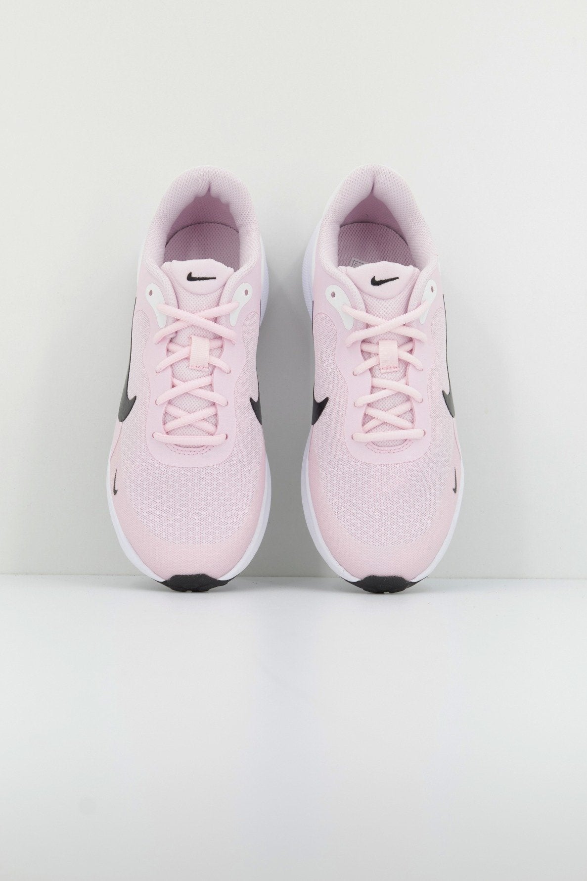 NIKE REVOLUTION en color ROSA (2)