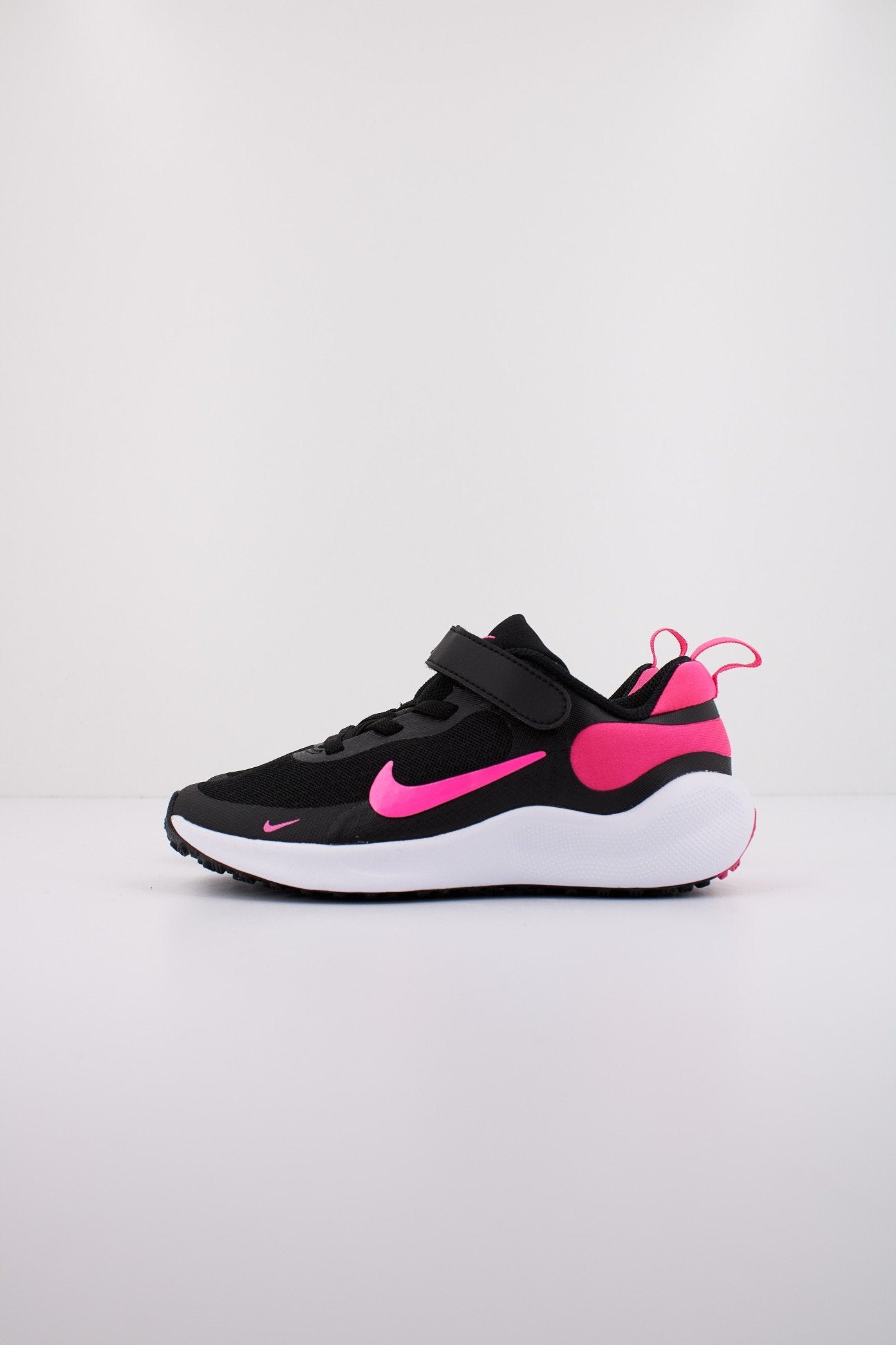 NIKE REVOLUTION en color NEGRO (1)
