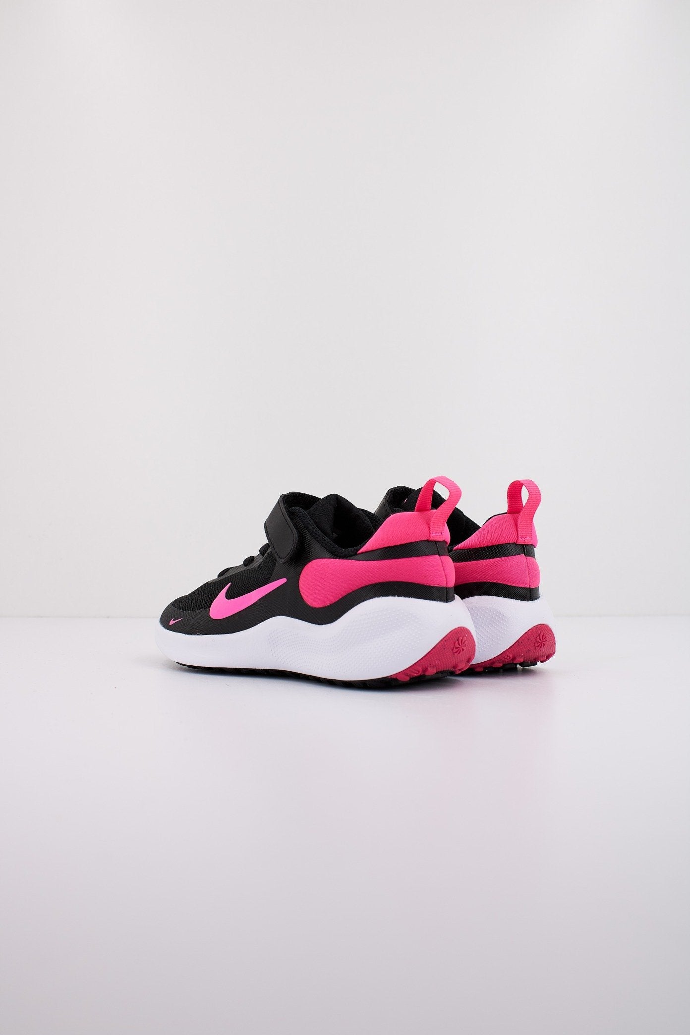 NIKE REVOLUTION en color NEGRO (3)