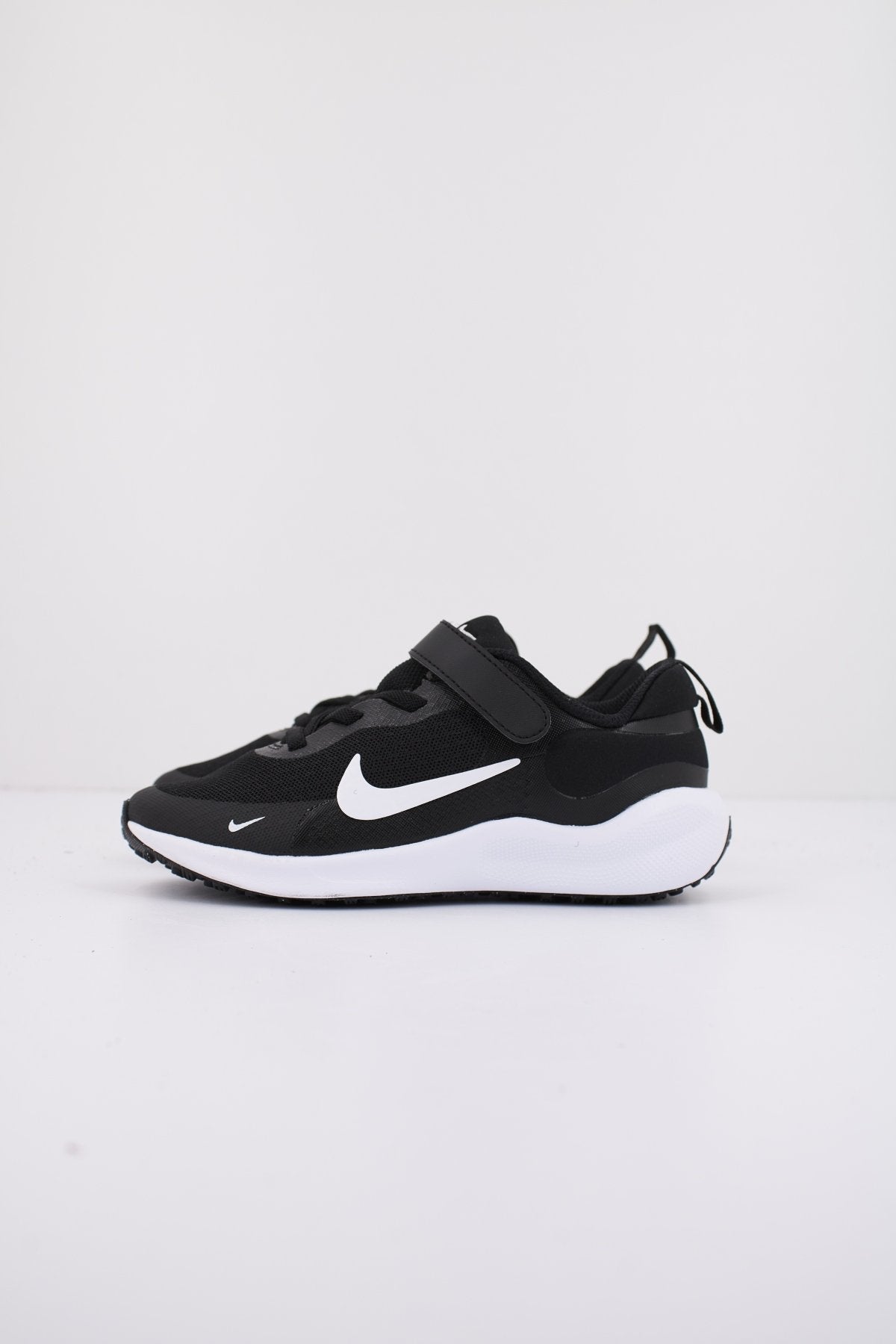 NIKE REVOLUTION en color NEGRO (1)
