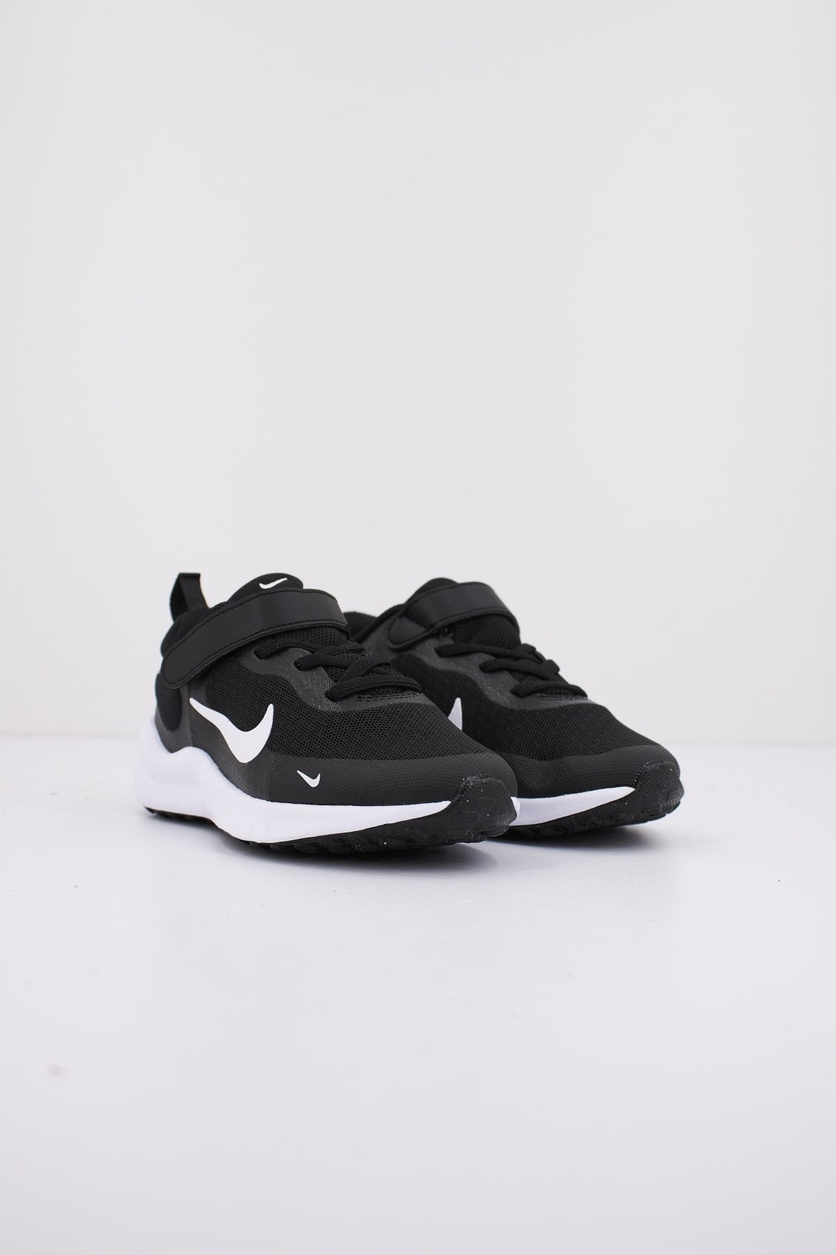 NIKE REVOLUTION en color NEGRO (2)