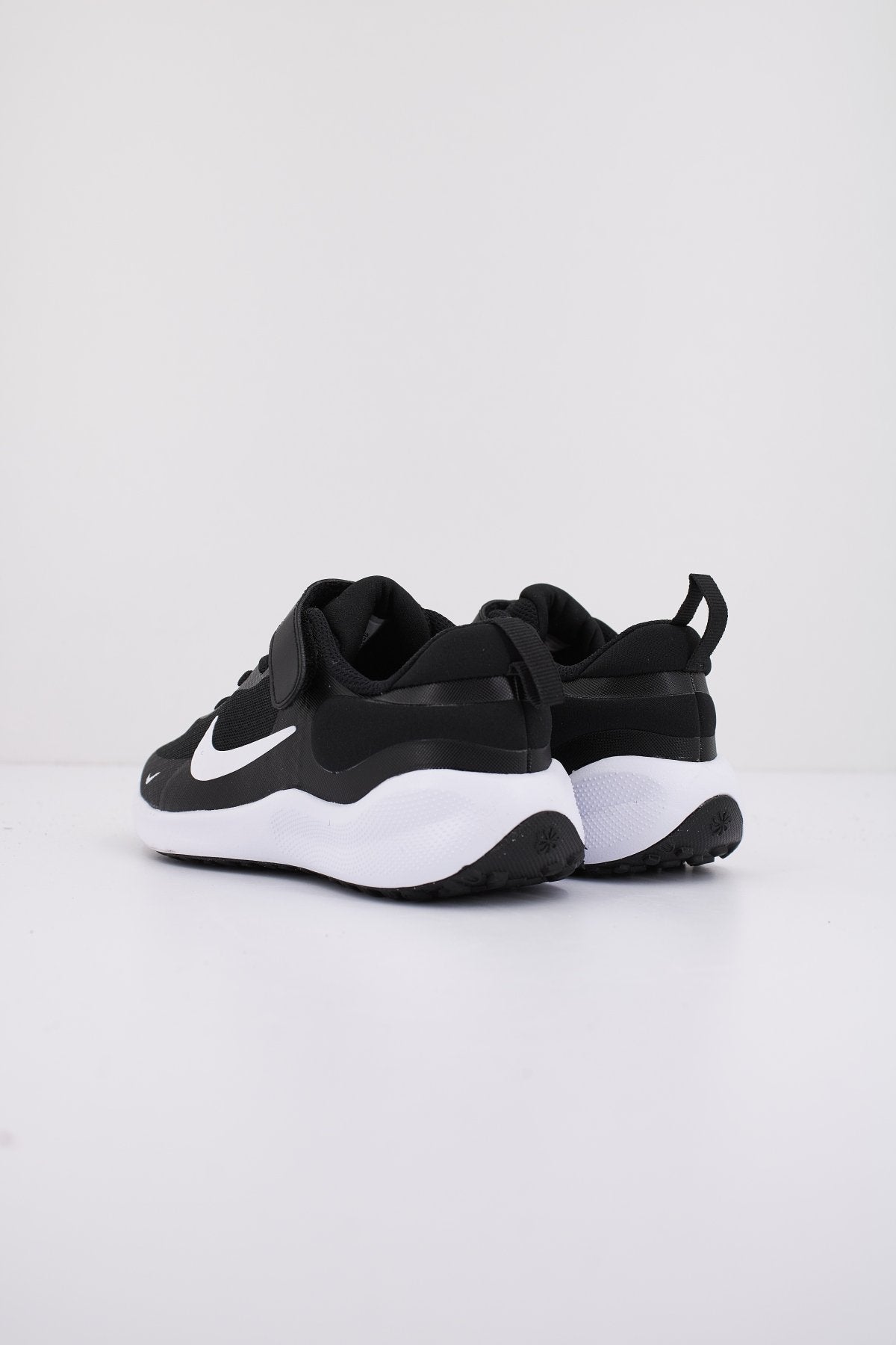 NIKE REVOLUTION en color NEGRO (3)