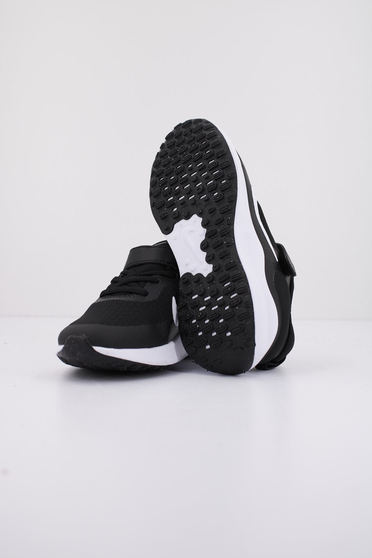 NIKE REVOLUTION en color NEGRO (4)